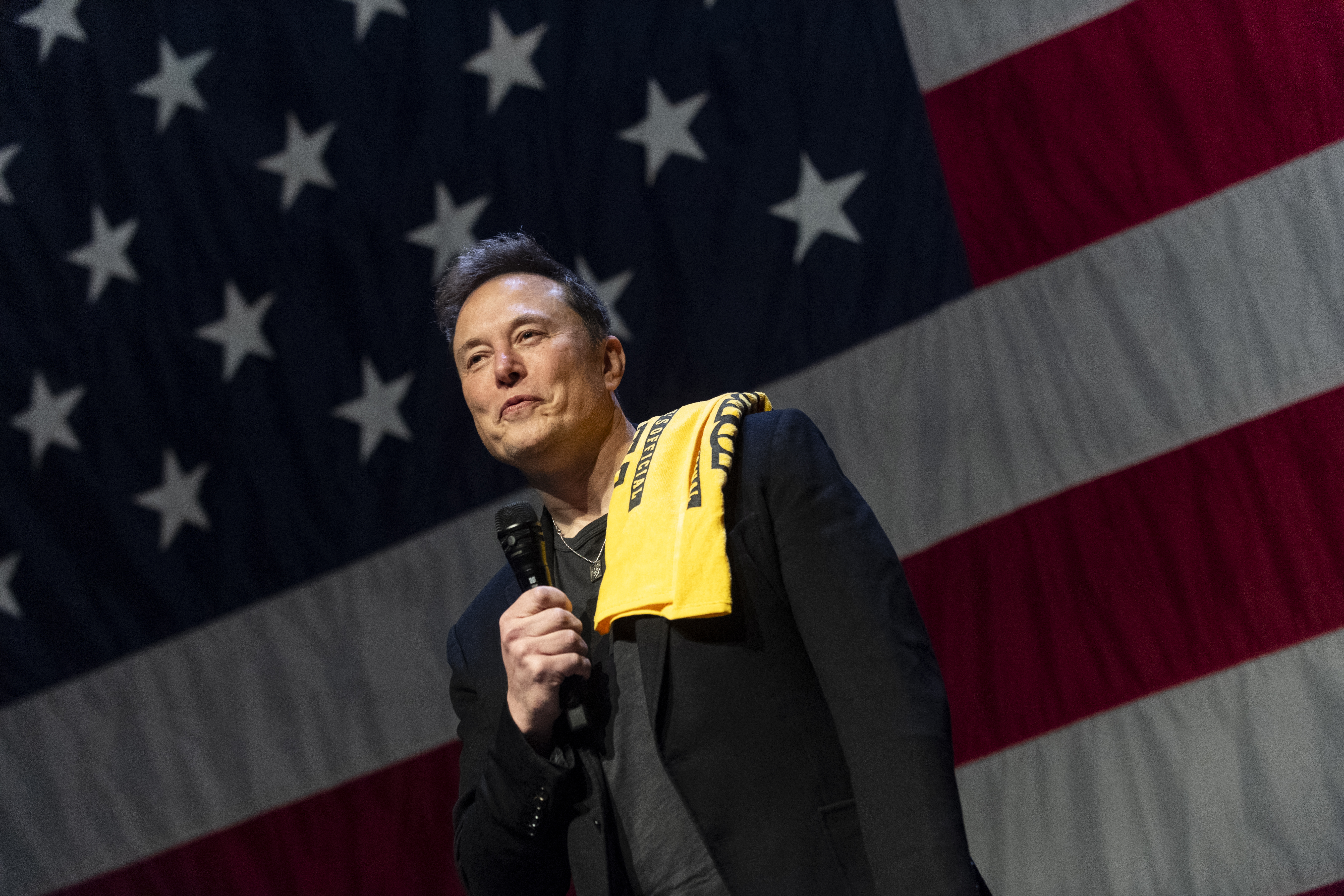 El fundador de SpaceX y Tesla, Elon Musk, habla en un ayuntamiento con el candidato republicano al Senado de los Estados Unidos, Dave McCormick, en el Teatro Roxain el 20 de octubre de 2024 en Pittsburgh, Pensilvania. Musk también premió a un asistente con 1 millón de dólares durante el evento. Musk ha donado más de 75 millones de dólares a America PAC, que cofundó con otros capitalistas de riesgo y empresarios tecnológicos de Silicon Valley para apoyar al candidato presidencial republicano, el expresidente estadounidense Donald Trump.   Michael Swensen/Getty Images/AFP (Foto de Michael Swensen / GETTY IMAGES NORTEAMÉRICA / Getty Images vía AFP)