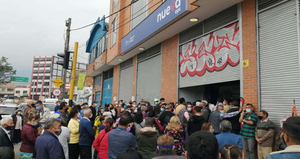 Aglomeraciones denuncian ancianos que van por la vacuna contra el coronavirus en Nueva EPS