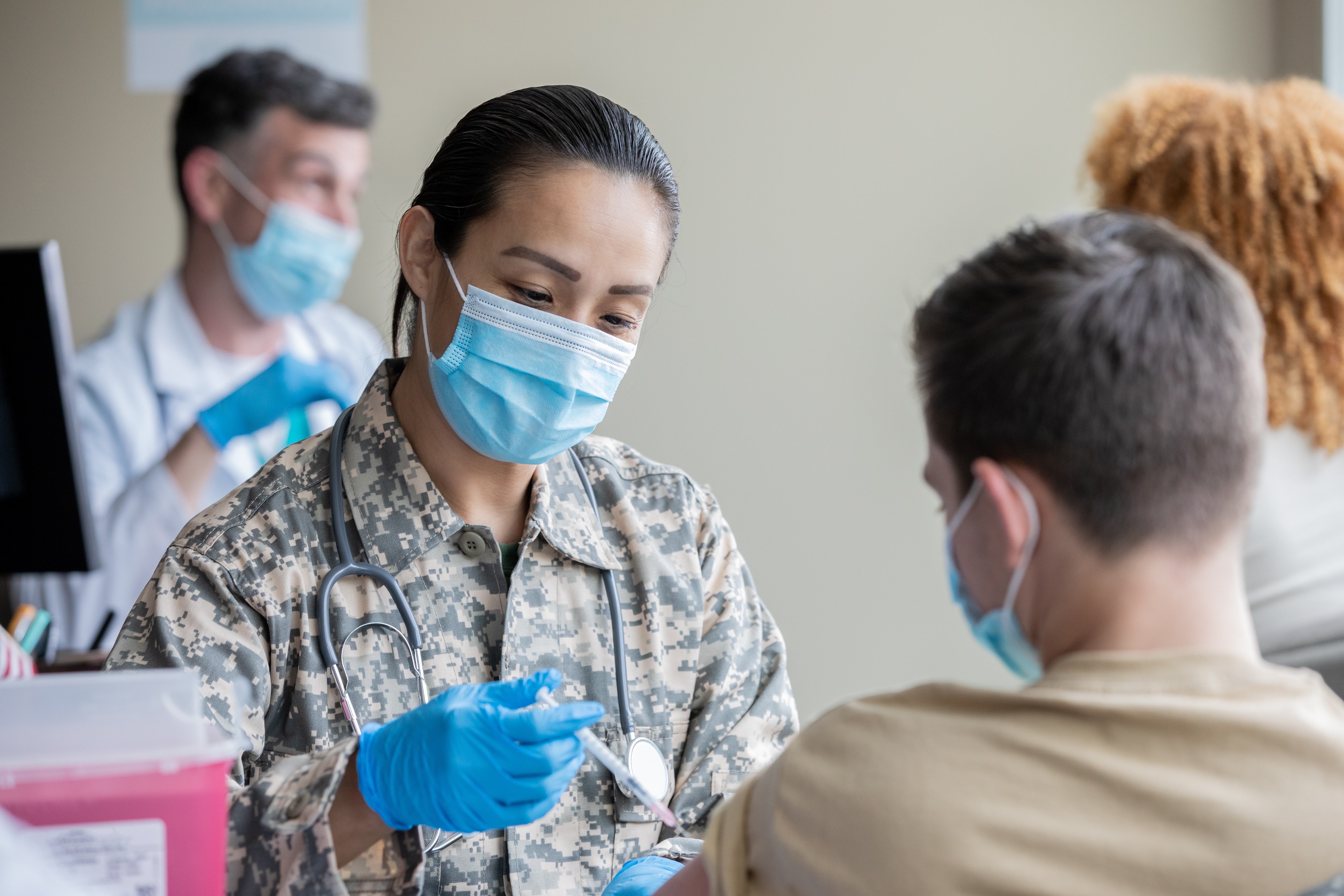 Un soldado maduro es el médico militar que aplica las inyecciones de la vacuna contra el coronavirus.