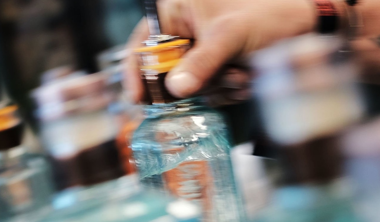 Aumenta a 20 los fallecidos por ingerir licor adulterado en Ecuador (imagen de referencia)