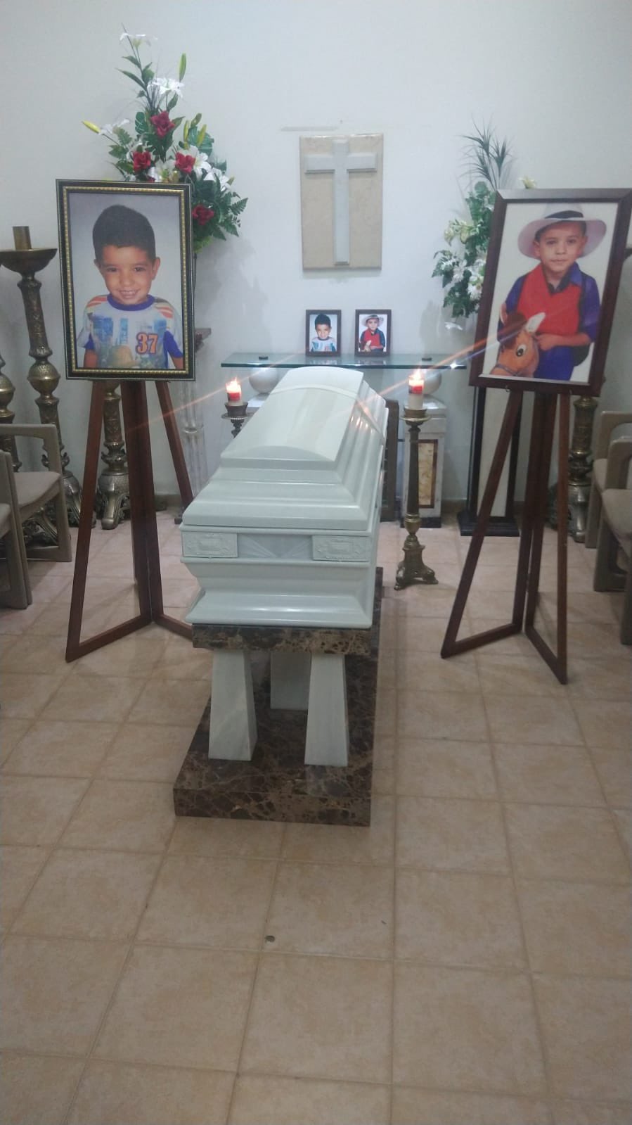 El cuerpo del pequeño Maximiliano Tabares está siendo velado por sus familiares y allegados.