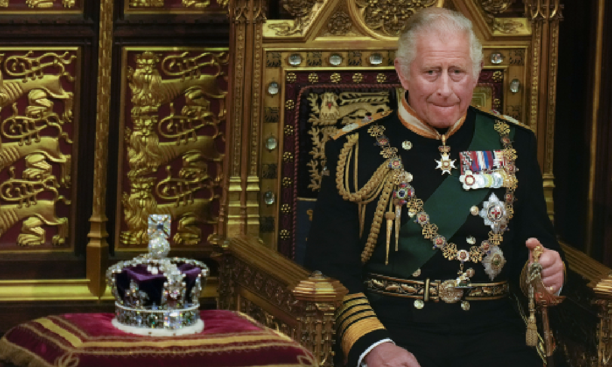 Con el nombre de Carlos III, el príncipe heredero asume la corona tras la muerte de Isabel II