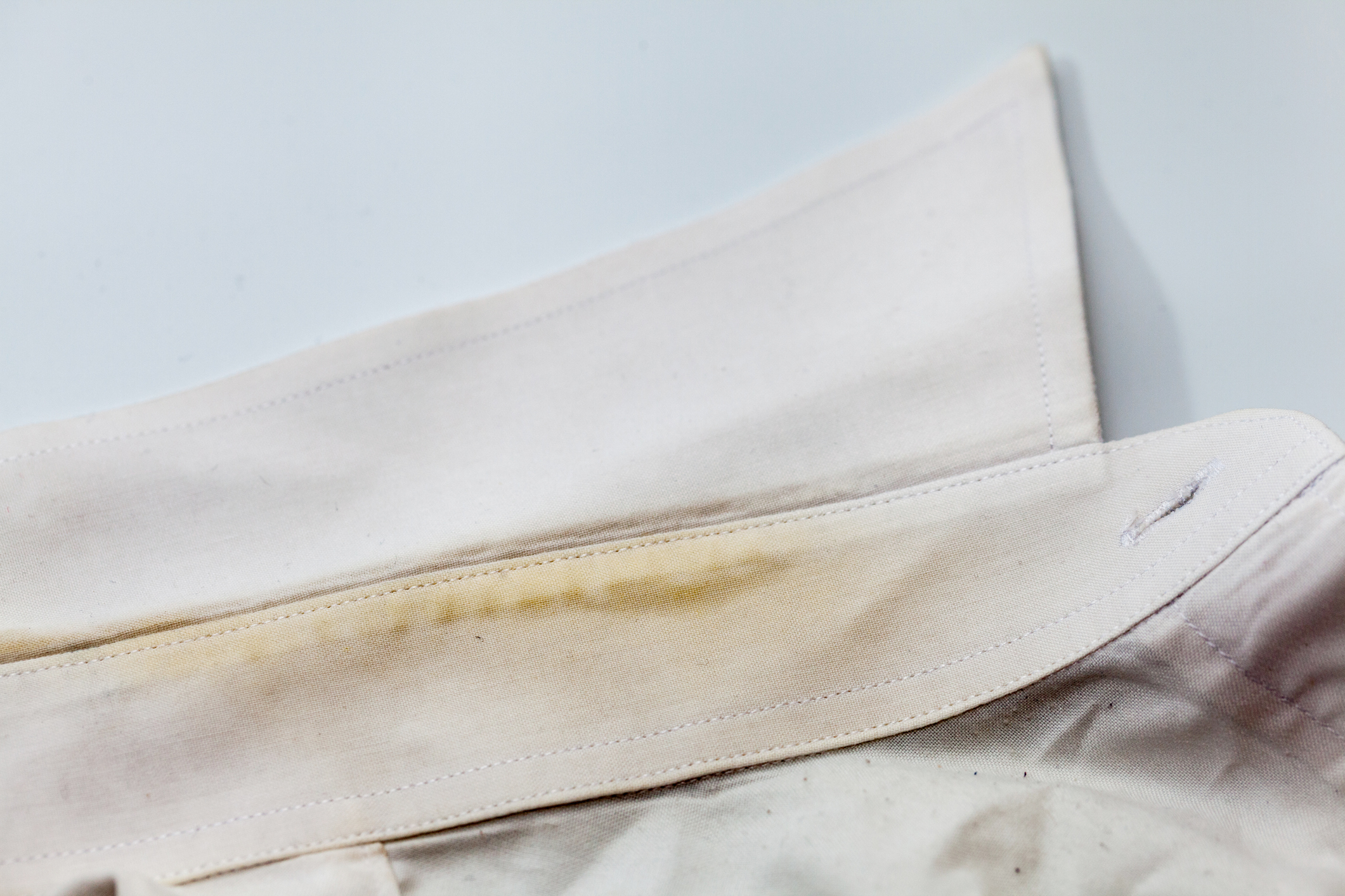 El color amarillo de los cuellos de la camisa puede eliminarse con trucos caseros.