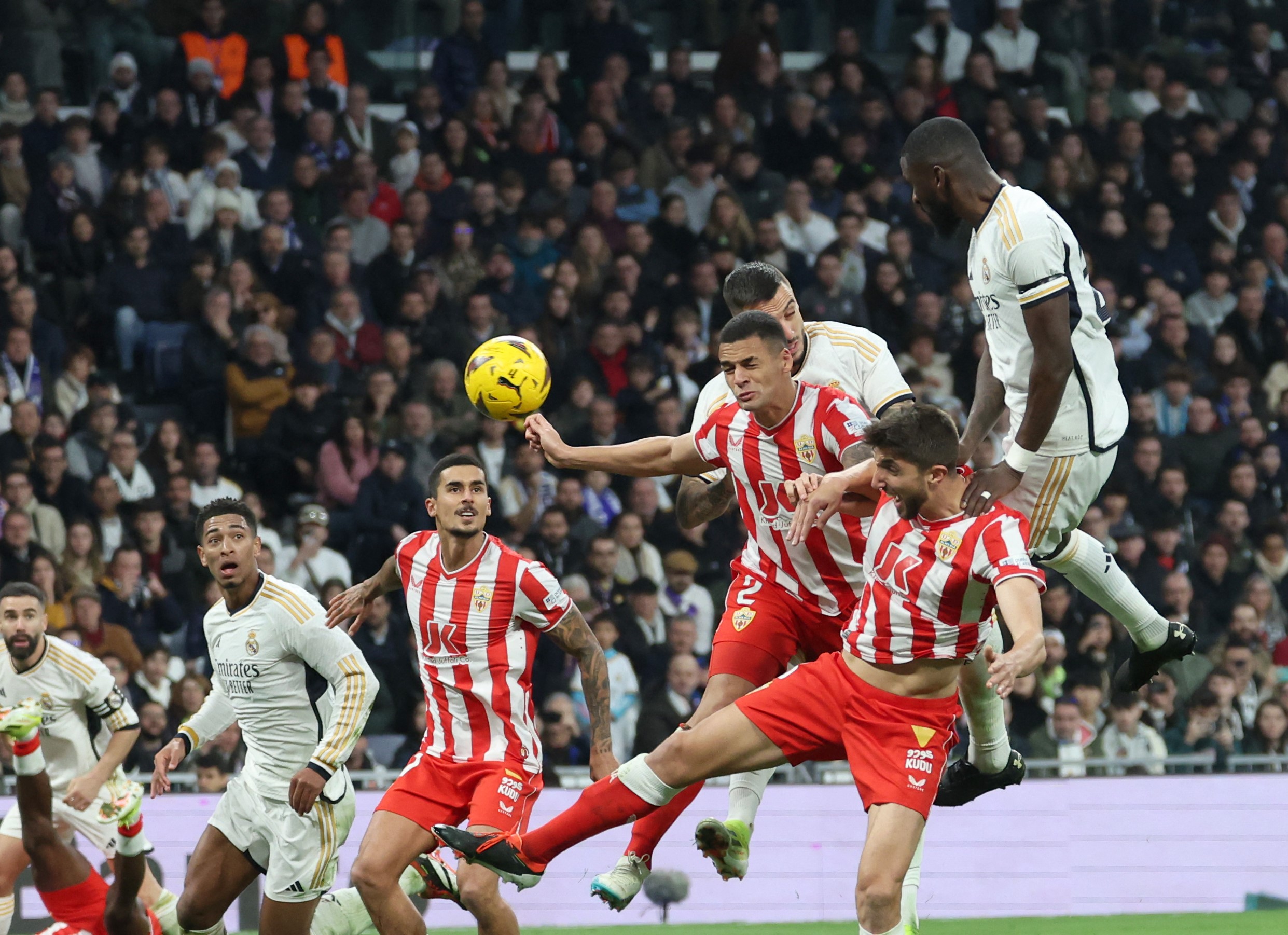 Mueren hinchas del Sevilla previo al partido de Copa del Rey ante el  Atlético de Madrid