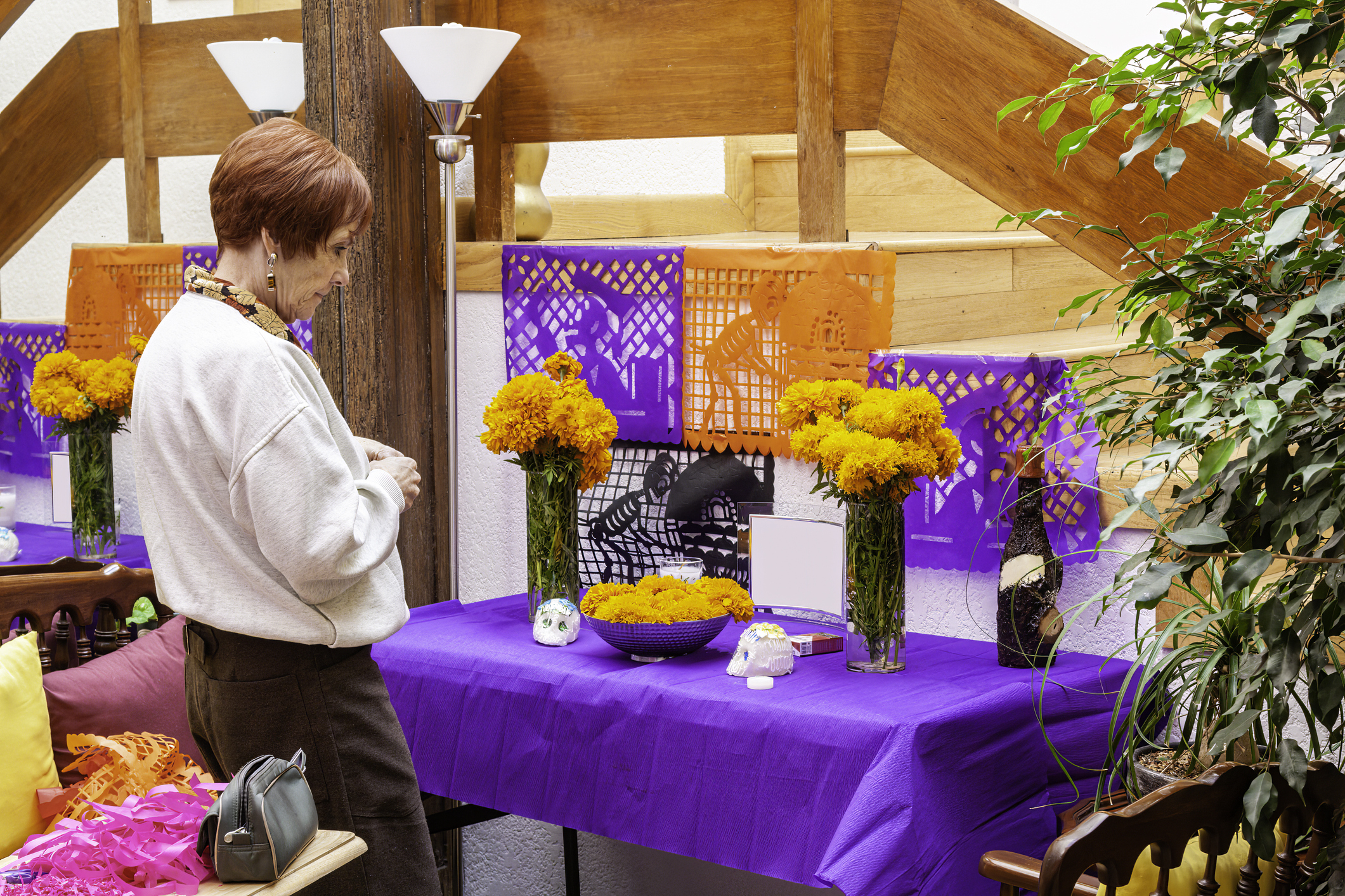 En las casas se preparan altares para recibir a las ánimas que regresan de visita.