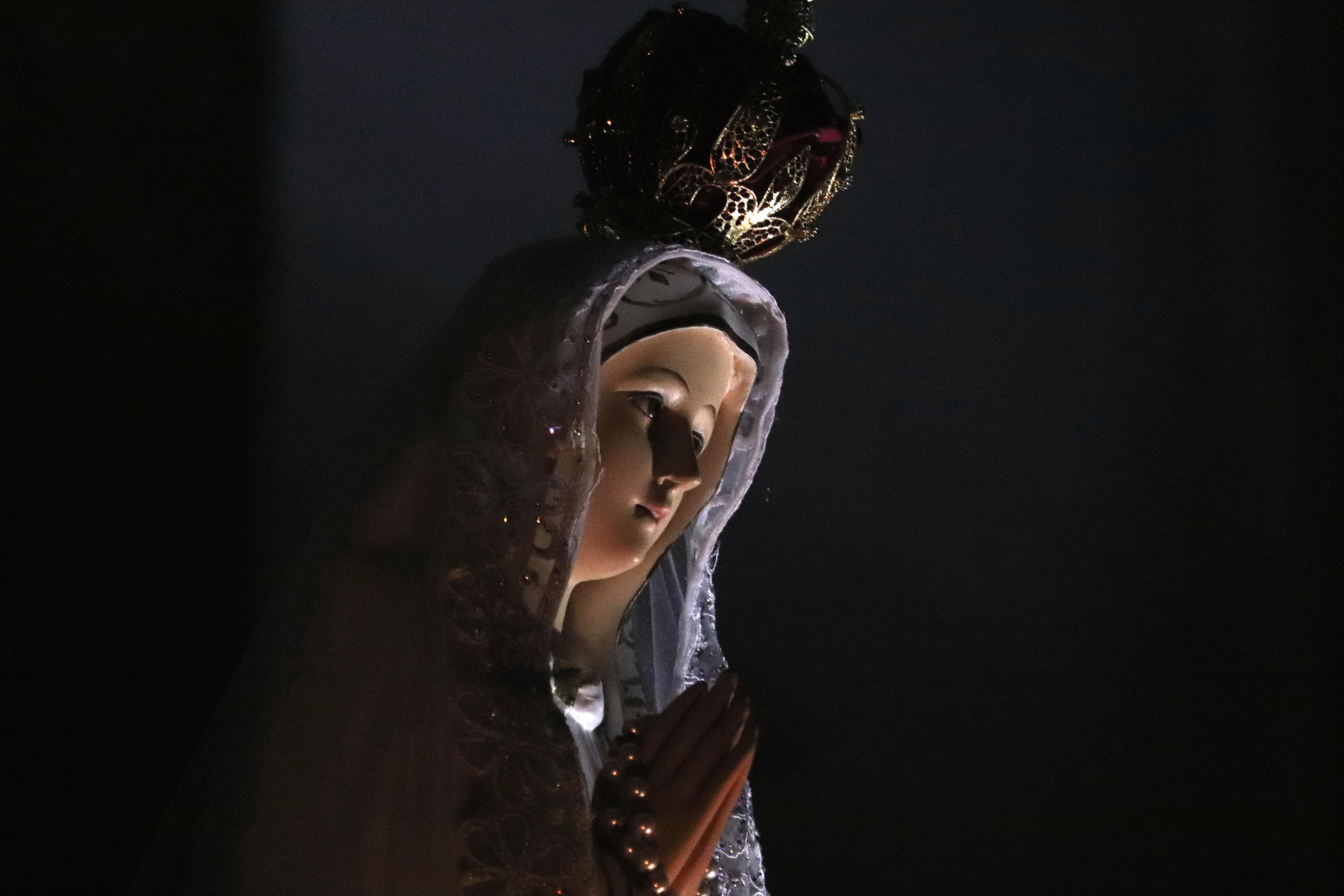 El Santuario de Fátima se llena todo los lunes a las seis de la tarde con la oración de la Cornilla de la Divina Misericordia dirigida por el Padre Omar Arturo López Pérez. foto Bernardo Peña abril 25 de 2023