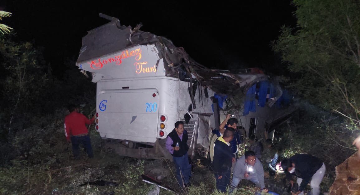 El accidente se produjo sobre las 8:00 p.m. (hora local) de la noche del jueves, al parecer, luego de que el conductor perdió el control en el momento en que tomaba la curva. S