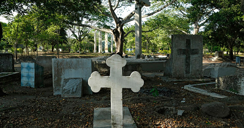 El 6 de julio de 1986, siete meses después de la tragedia, el entonces papa Juan Pablo II visitó las ruinas de Armero. El Máximo Pontífice oró de rodillas por las víctimas junto a una enorme cruz blanca (al fondo), que había sido construida en el lugar que ocupaba el parque principal del pueblo.