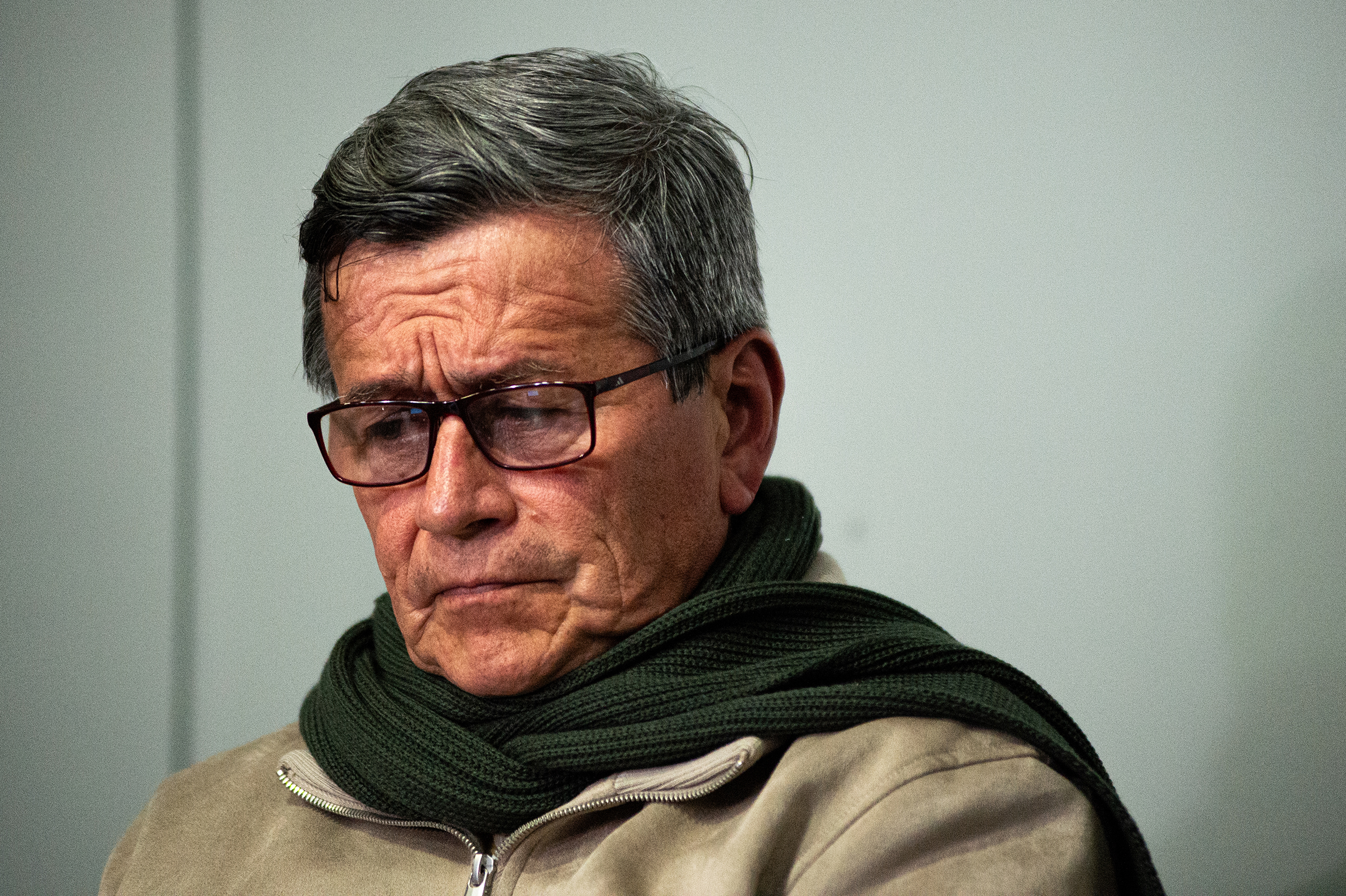 El jefe negociador de la guerrilla Ejército de Liberación Nacional (ELN), Israel Ramírez Pineda, también conocido como Pablo Beltrán, durante una declaración conjunta sobre la marcha del proceso de paz entre el gobierno de Colombia y el Ejército de Liberación Nacional, en el edificio de las Naciones Unidas en Bogotá, Colombia, 10 de octubre de 2023. (Foto de Sebastian Barros/NurPhoto vía Getty Images)