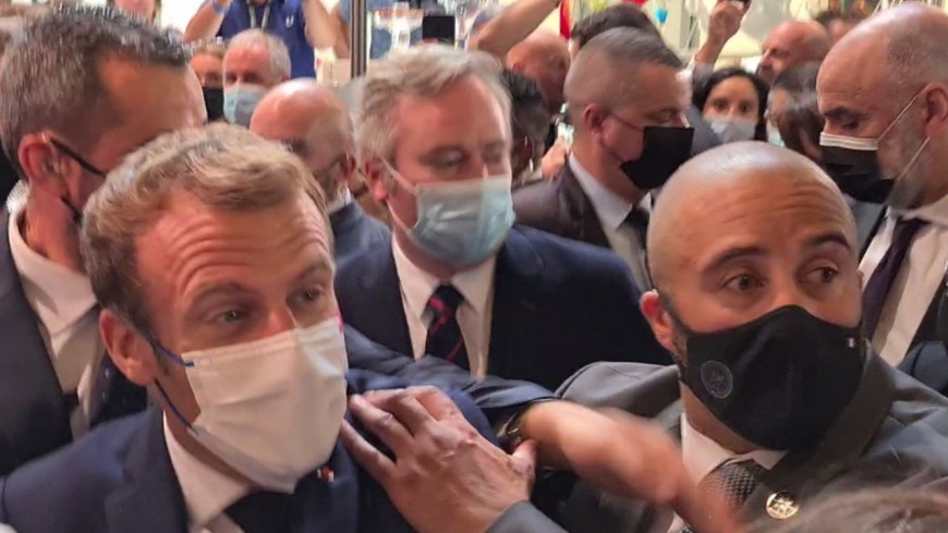 Hospitalizan al joven que le lanzó un huevo al presidente de Francia, Emmanuel Macron