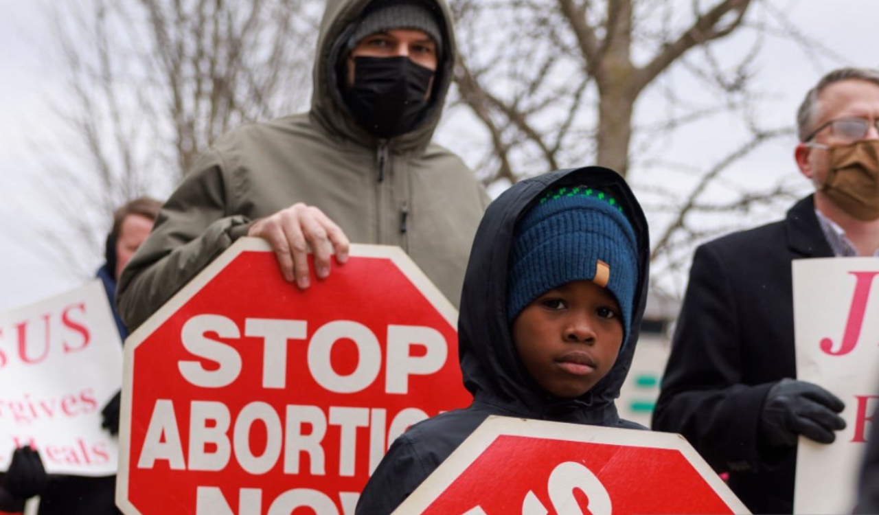 El texto, aprobado por el Parlamento de mayoría republicana, entrará en vigor el 1 de julio. Reduce el plazo para la interrupción voluntaria del embarazo de 24 a 15 semanas.