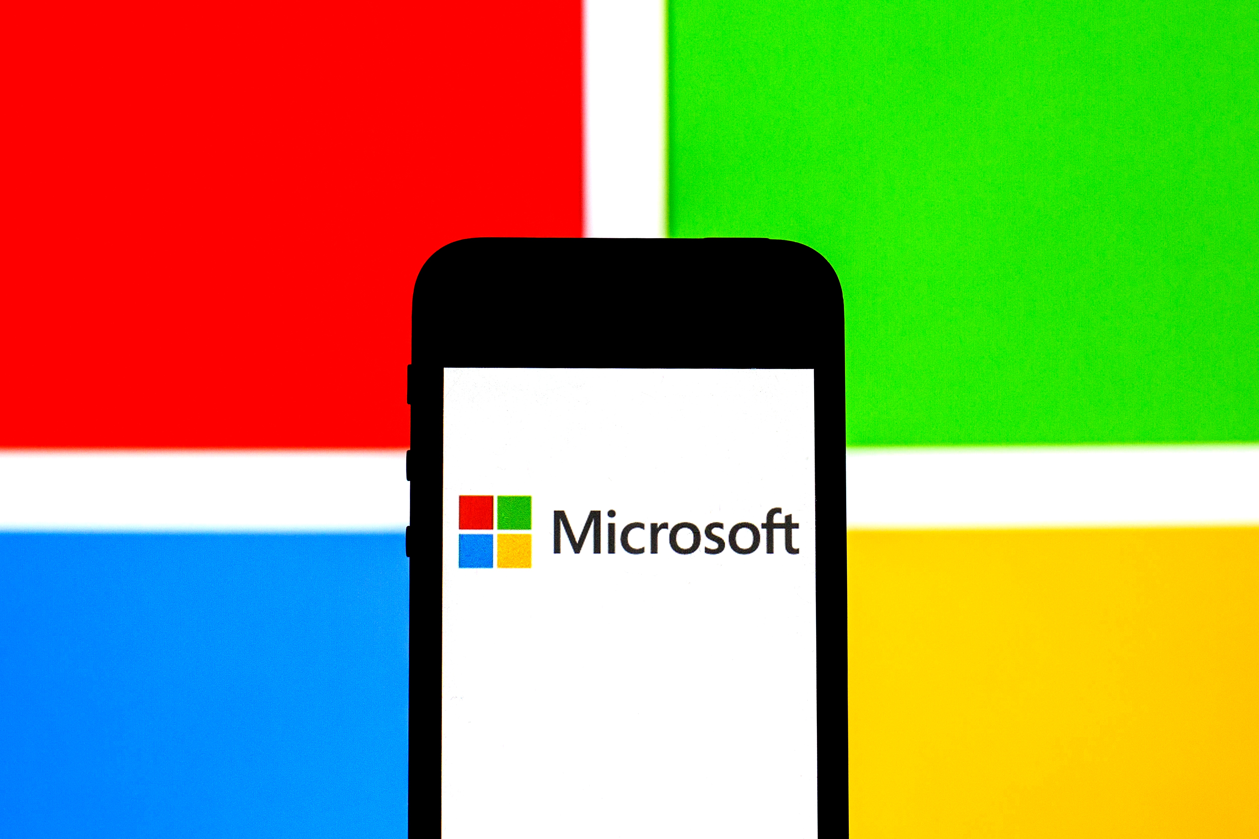 ESPAÑA - 03/08/2021: En esta ilustración fotográfica, se muestra el logotipo de Microsoft Corporation en un teléfono inteligente con el logotipo de Microsoft Corporation en el fondo. (Ilustración fotográfica de Thiago Prudencio / SOPA Images / LightRocket a través de Getty Images)