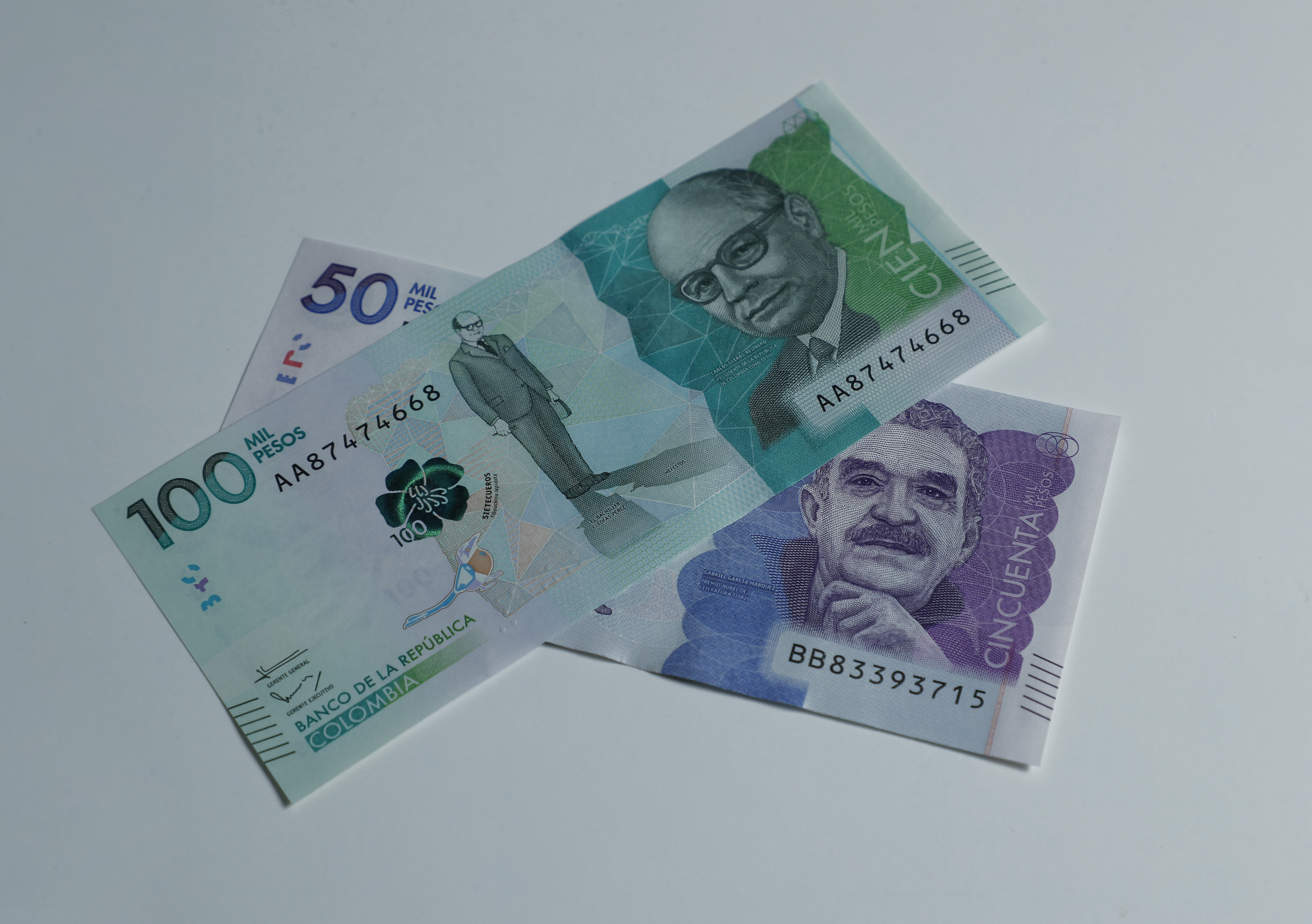 Billetes cien mil pesos y cincuenta mil pesos colombianos
moneda Colombia 
Oct 27 del 2020
Foto Guillermo Torres Reina / Semana