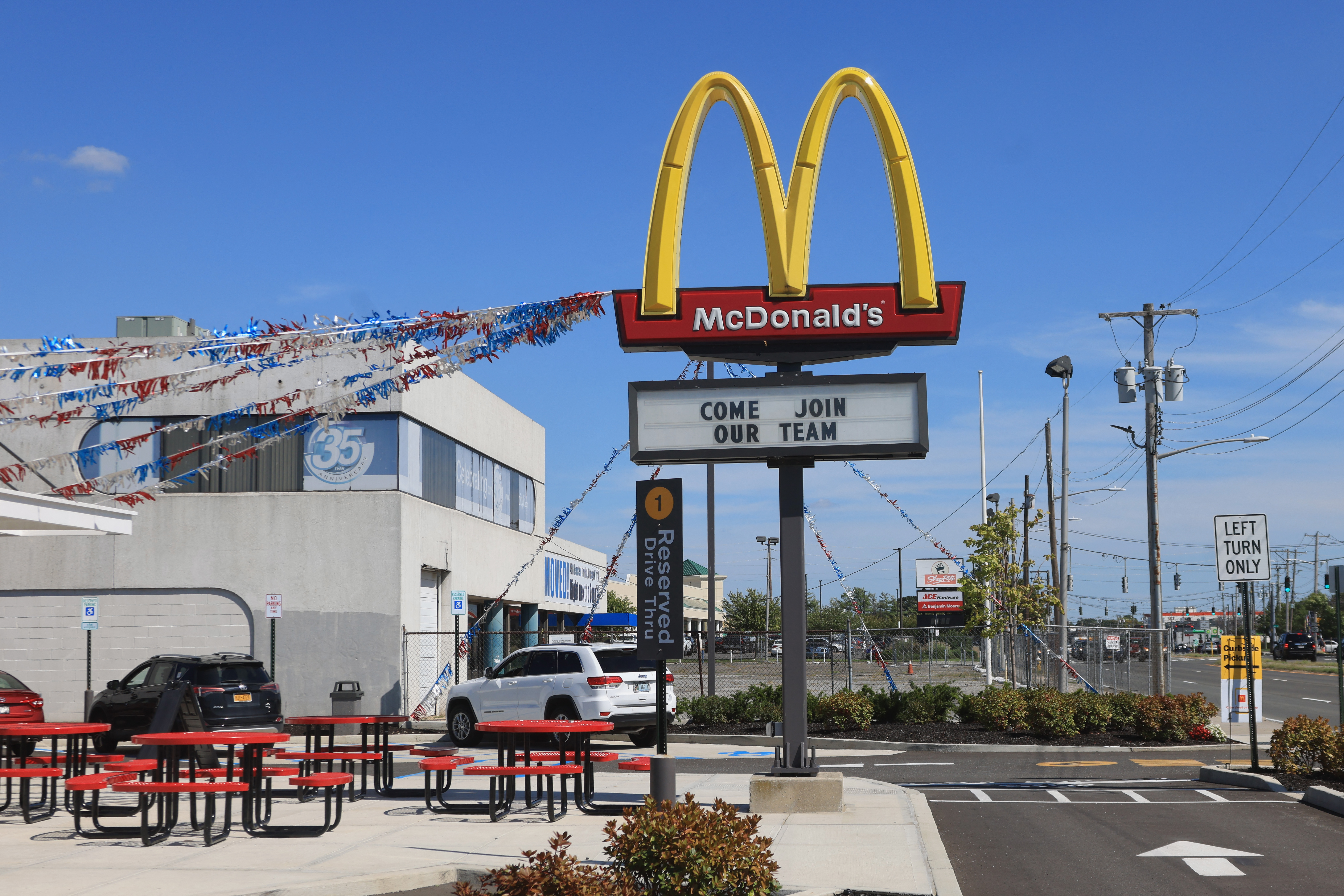 Un juez federal de Estados Unidos permitió que procediera una demanda por discriminación contra McDonald's (Photo by BRUCE BENNETT / GETTY IMAGES NORTH AMERICA / Getty Images via AFP)