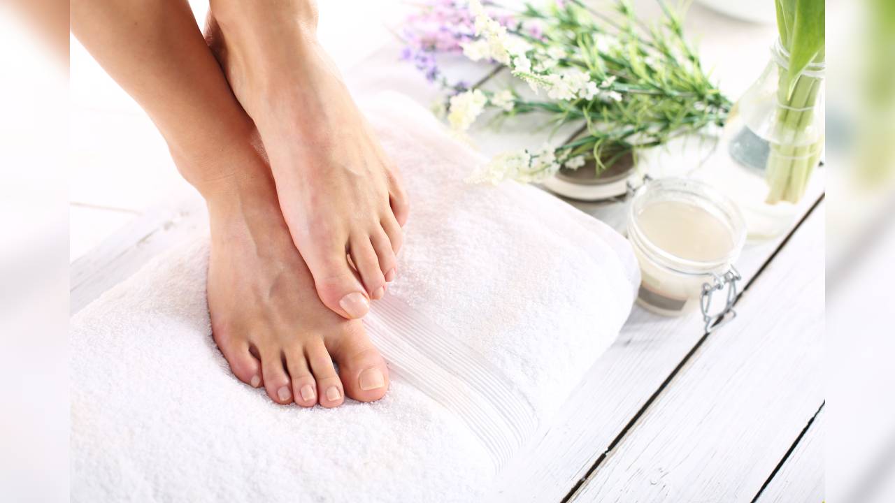 Por lo general, las personas recurren a remedios caseros para tratar los hongos en las uñas de los pies.