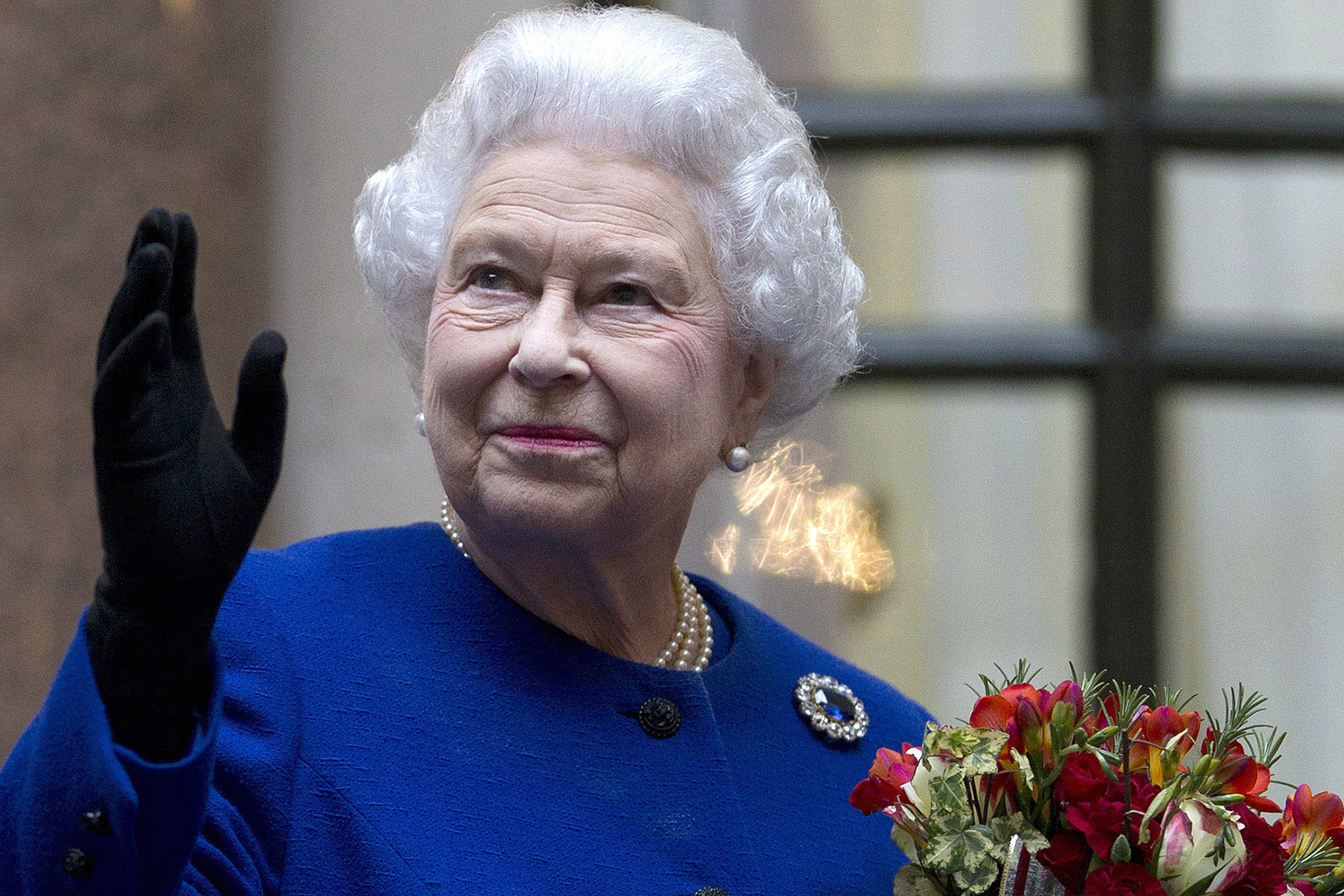 En esta foto de archivo del martes 18 de diciembre de 2012, la reina Isabel II de Gran Bretaña mira hacia arriba y saluda a los miembros del personal de la Oficina de Asuntos Exteriores y de la Commonwealth al finalizar una visita oficial que forma parte de las celebraciones de su Jubileo en Londres. La reina Isabel II, la monarca con el reinado más largo de Gran Bretaña y un símbolo de estabilidad durante gran parte de un siglo turbulento, murió el jueves 8 de septiembre de 2022. Tenía 96 años.