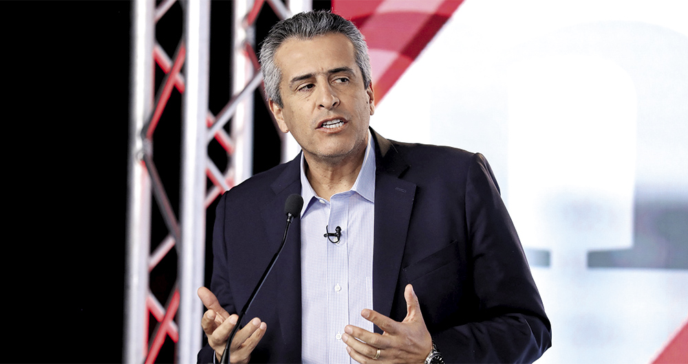  El ministro del Interior, Luis Fernando Velasco, es el encargado de los votos en el Congreso. 