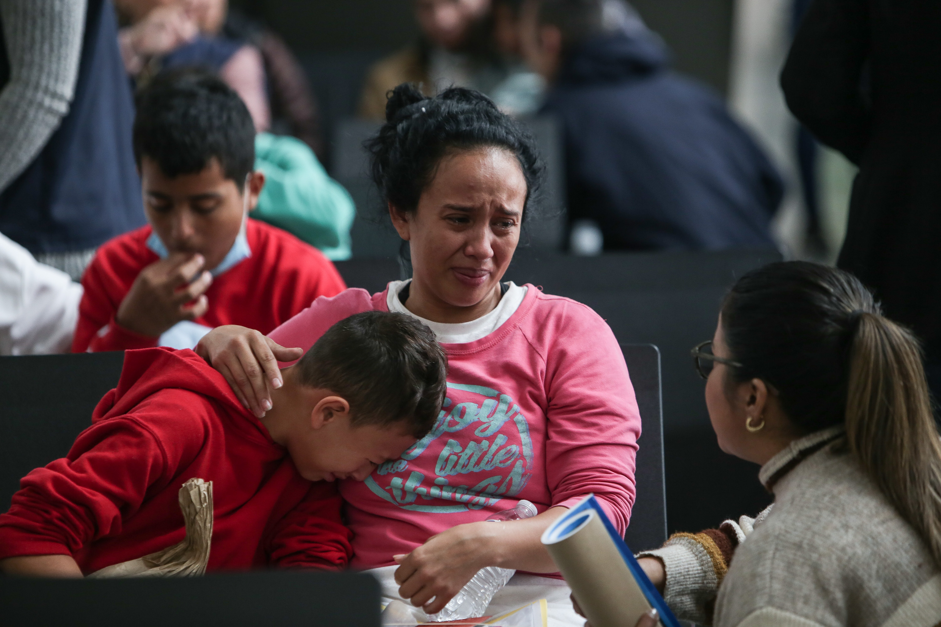 Bogotá. Mayo 11 de 2023. Varias familias son atendidas por Migración Colombia y la Defensoria del pueblo en el Aeropuerto Internacional El Dorado, luego de ser retornadas desde los Estados Unidos. (Colprensa - John Paz)