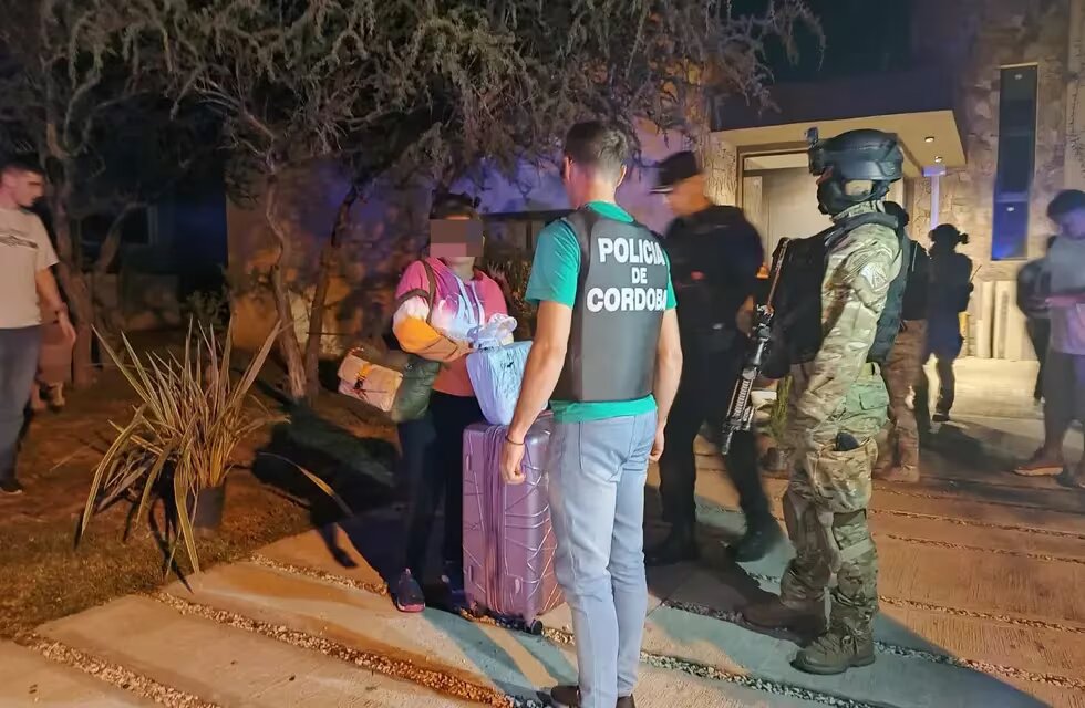Según las autoridades argentinas, para dar con el paradero de estas personas y evitar ser descubiertos, las fuerzas de seguridad y los investigadores iniciaron un operativo silencioso que incluyó la participación de agentes de civil trabajando en el barrio cerrado y escuchas telefónicas. Foto: @radiocentroec
