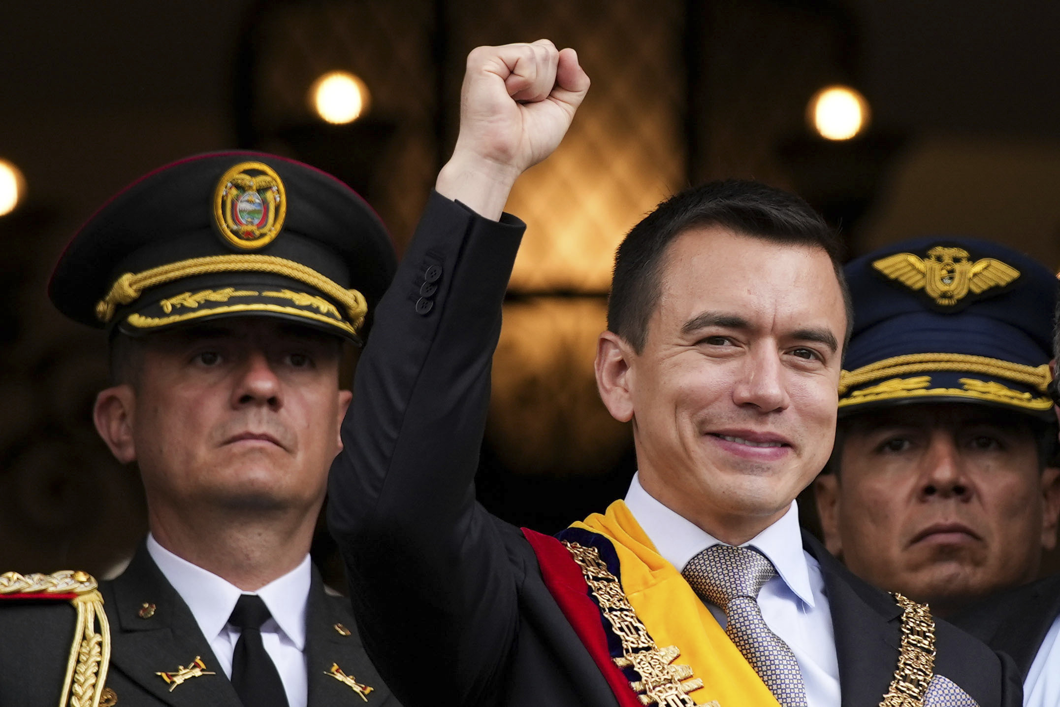 El recién juramentado presidente Daniel Noboa saluda desde un balcón del palacio presidencial de Carondelet en Quito, Ecuador, el jueves 23 de noviembre de 2023. (AP Foto/Carlos Noriega)