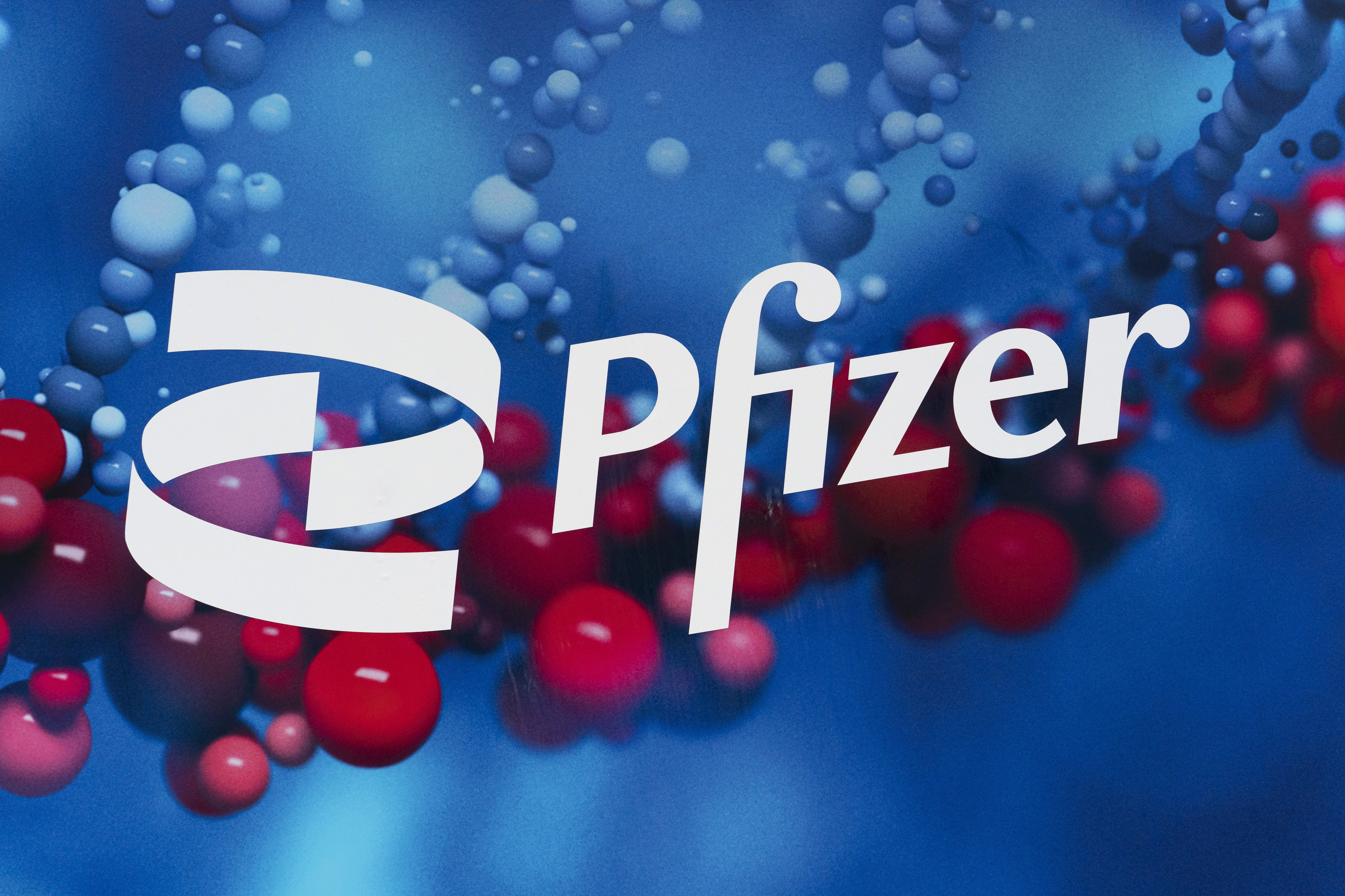 El logotipo de Pfizer se exhibe en la sede de la compañía en Nueva York, el 5 de febrero de 2021. En un comunicado el martes 16 de noviembre de 2021, la farmacéutica Pfizer Inc. dijo que firmó un acuerdo con un grupo respaldado por la ONU. para permitir que otros fabricantes fabriquen su píldora experimental contra el coronavirus, en una medida que podría hacer que su tratamiento esté disponible para más de la mitad de la población mundial. (Foto AP / Mark Lennihan, archivo)