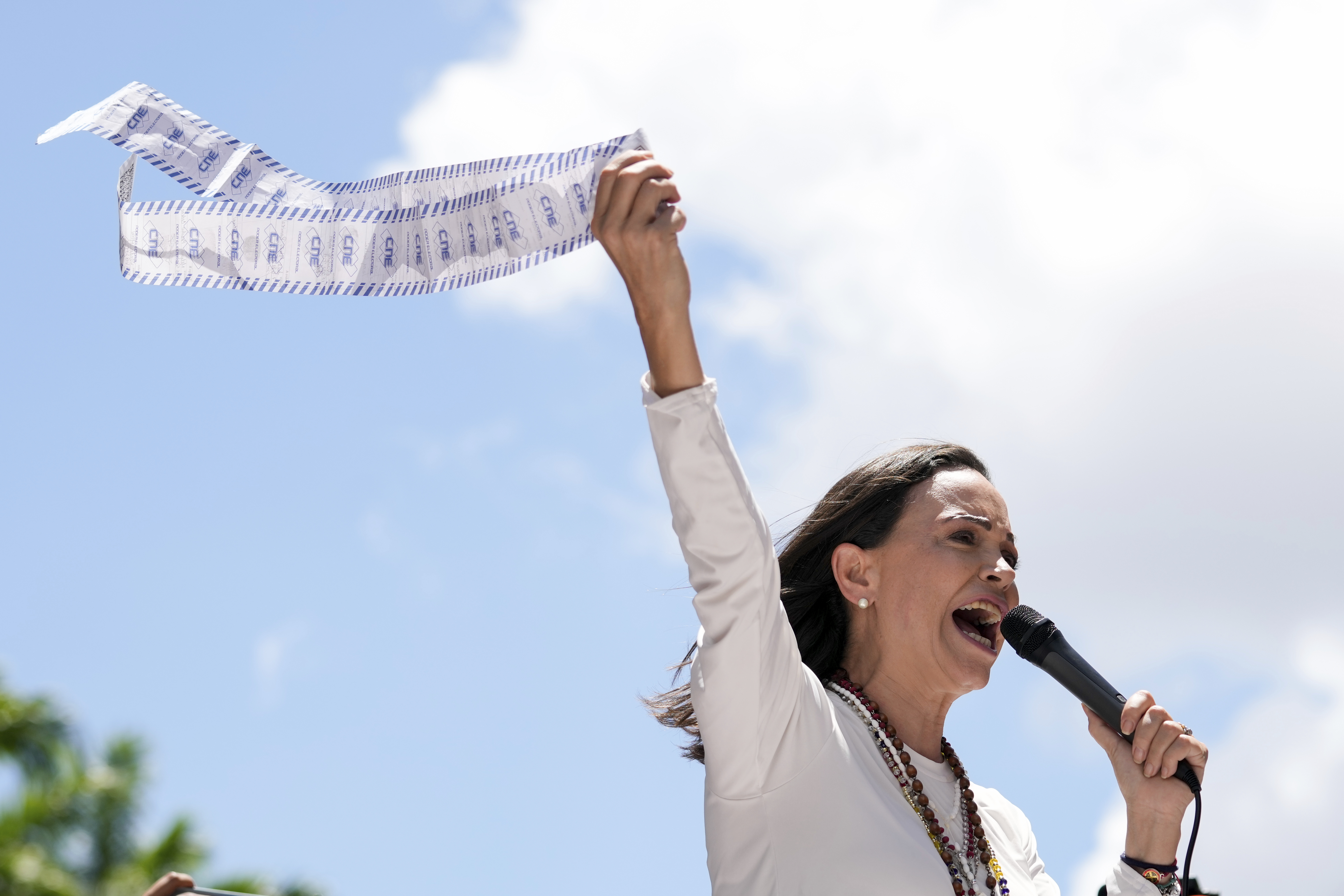 La líder de la oposición María Corina Machado muestra actas de recuento de votos durante una protesta contra la reelección del presidente Nicolás Maduro un mes después de la disputada votación presidencial que, según ella, la oposición ganó por abrumadora mayoría, en Caracas, Venezuela, el miércoles 28 de agosto de 2024. (AP Foto/Ariana Cubillos)