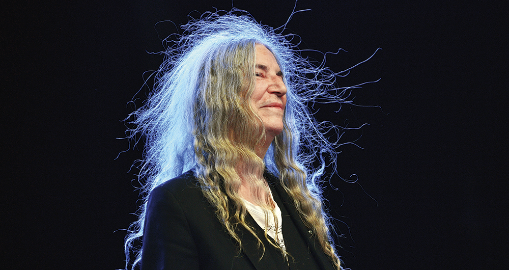 En Medellín y en Bogotá se sintió el impacto de Patti Smith, un ícono de la música y del arte que por décadas ha puesto el foco en las causas urgentes de la época. En los jóvenes deposita su esperanza.