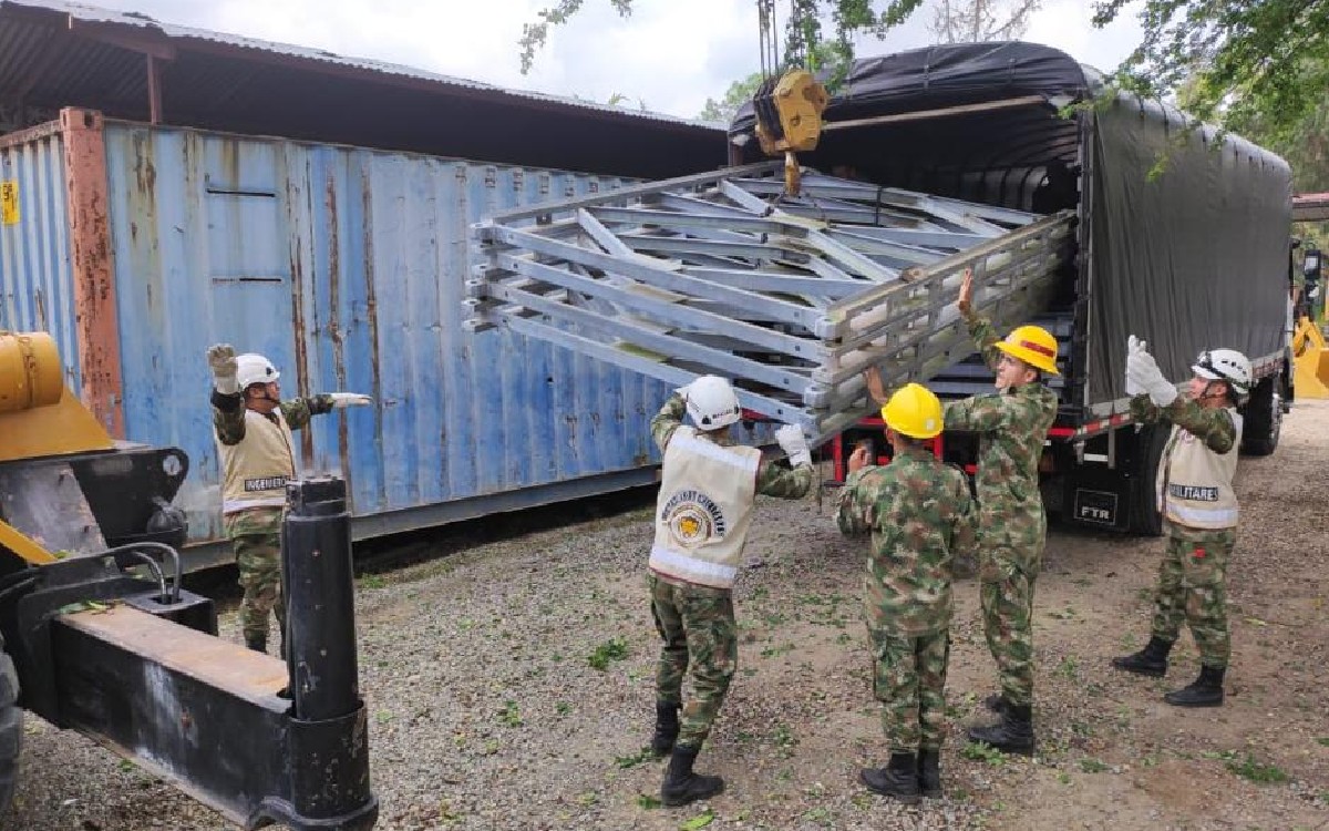“Para estas labores, la institución dispuso de maquinaria pesada, varios frentes de trabajo, equipos especializados y todos los materiales necesarios para que el puente militar pueda ser instalado cuanto antes", dijo el Ejército.