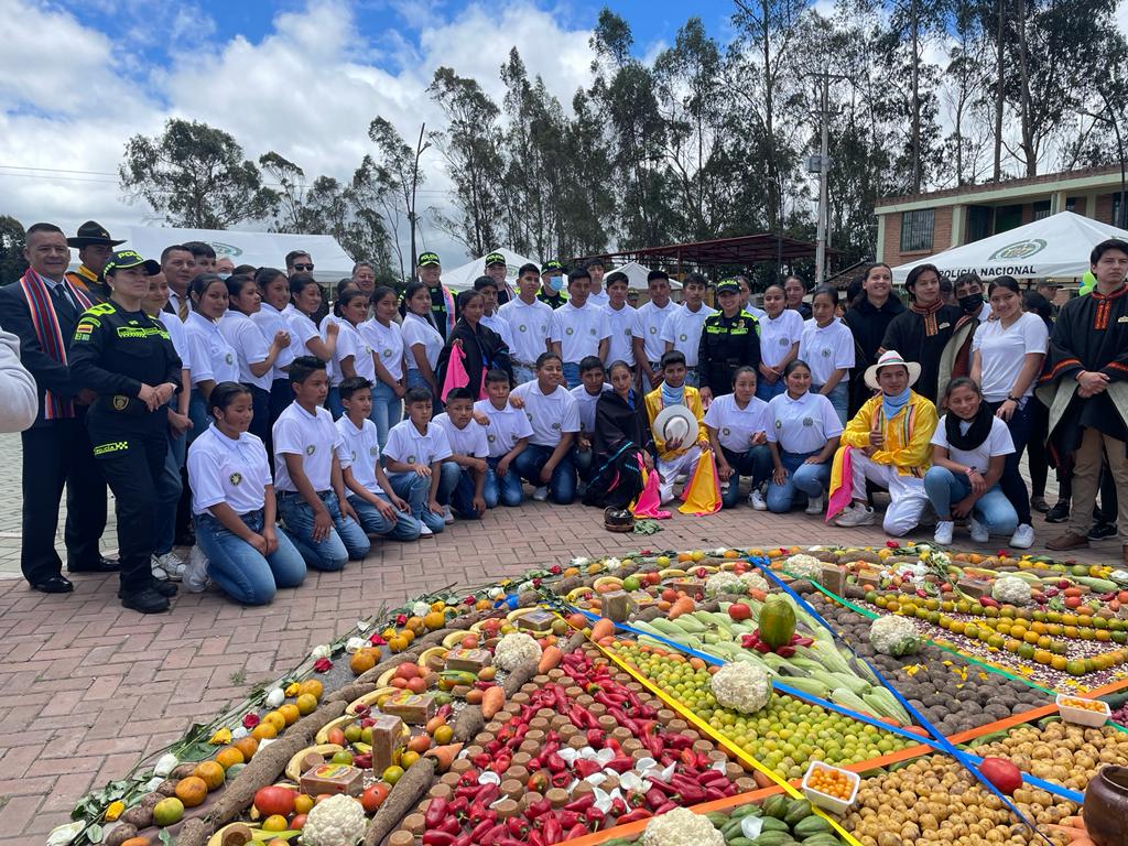 Graduación de niños indígenas como policías cívicos en Nariño
