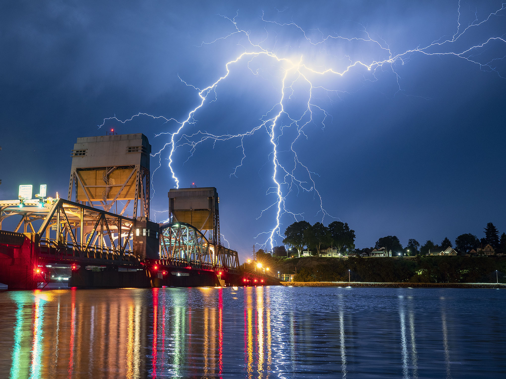 Un rayo cae sobre Lewiston, Idaho, detrás del puente interestatal que cruza el río Snake hacia Clarkston, Washington, en la mañana del jueves 1 de julio de 2021. Varias tormentas se movieron por el área desde el miércoles por la noche hasta el jueves por la mañana. Foto: Pete Caster / Lewiston Tribune vía AP.