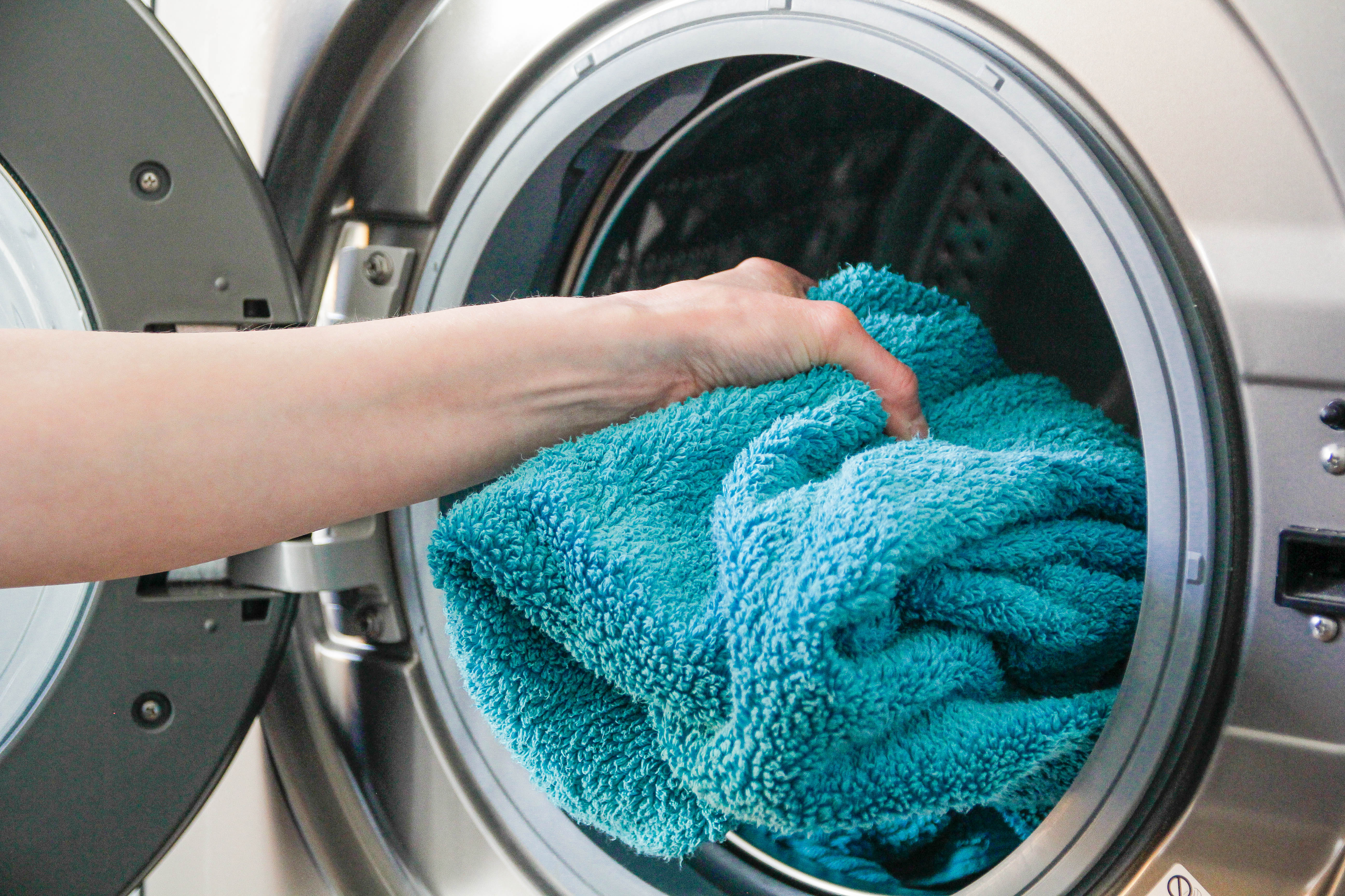 Cómo lavar los paños de microfibra: trucos para que conserven su poder de  limpieza