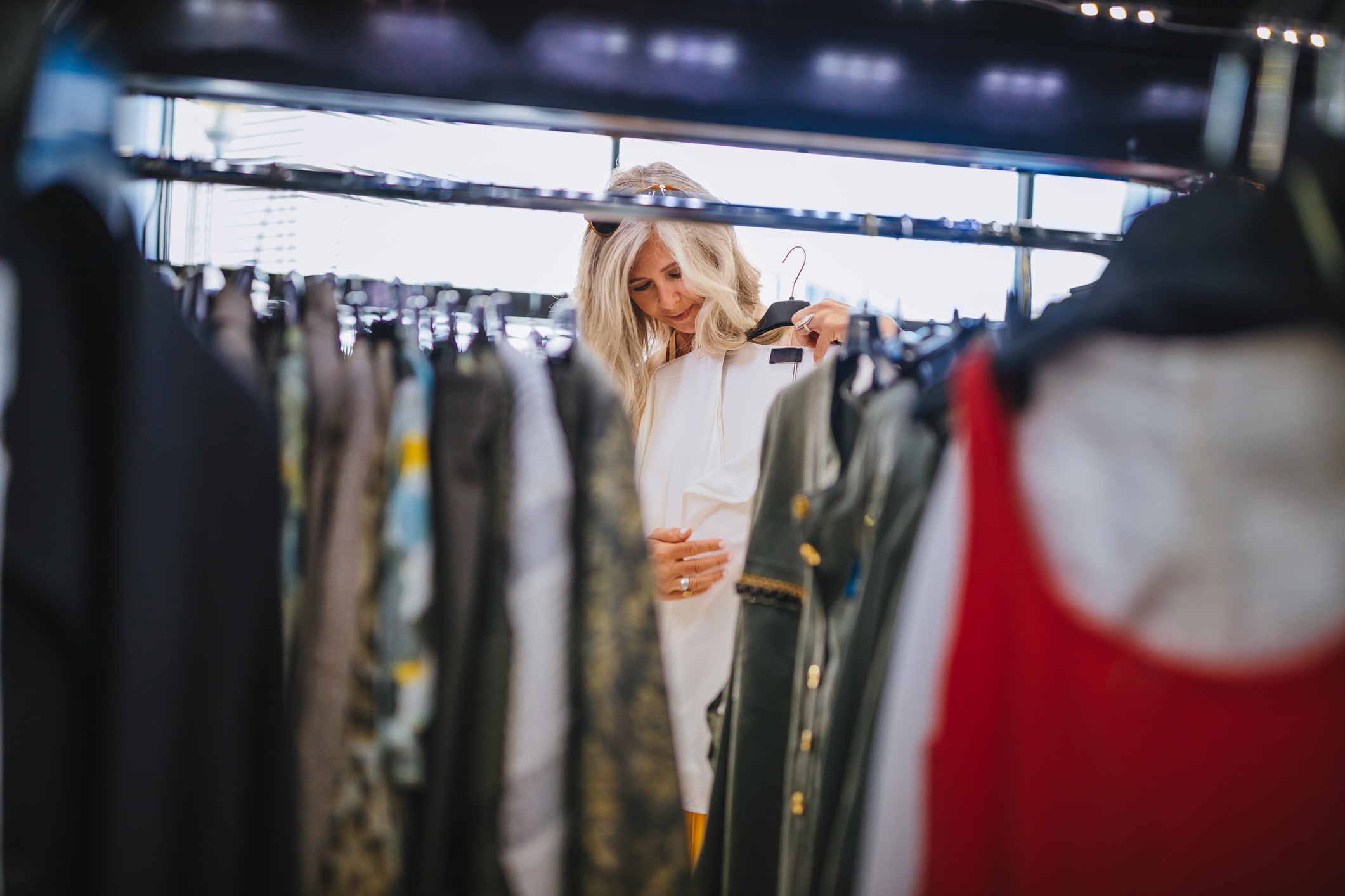 Las mujeres mayores de 40 años deben tener prestar atención al tipo de prendas que usan, con la idea de que ajusten a su etapa de la vida y puedan sentirse cómodas y felices.