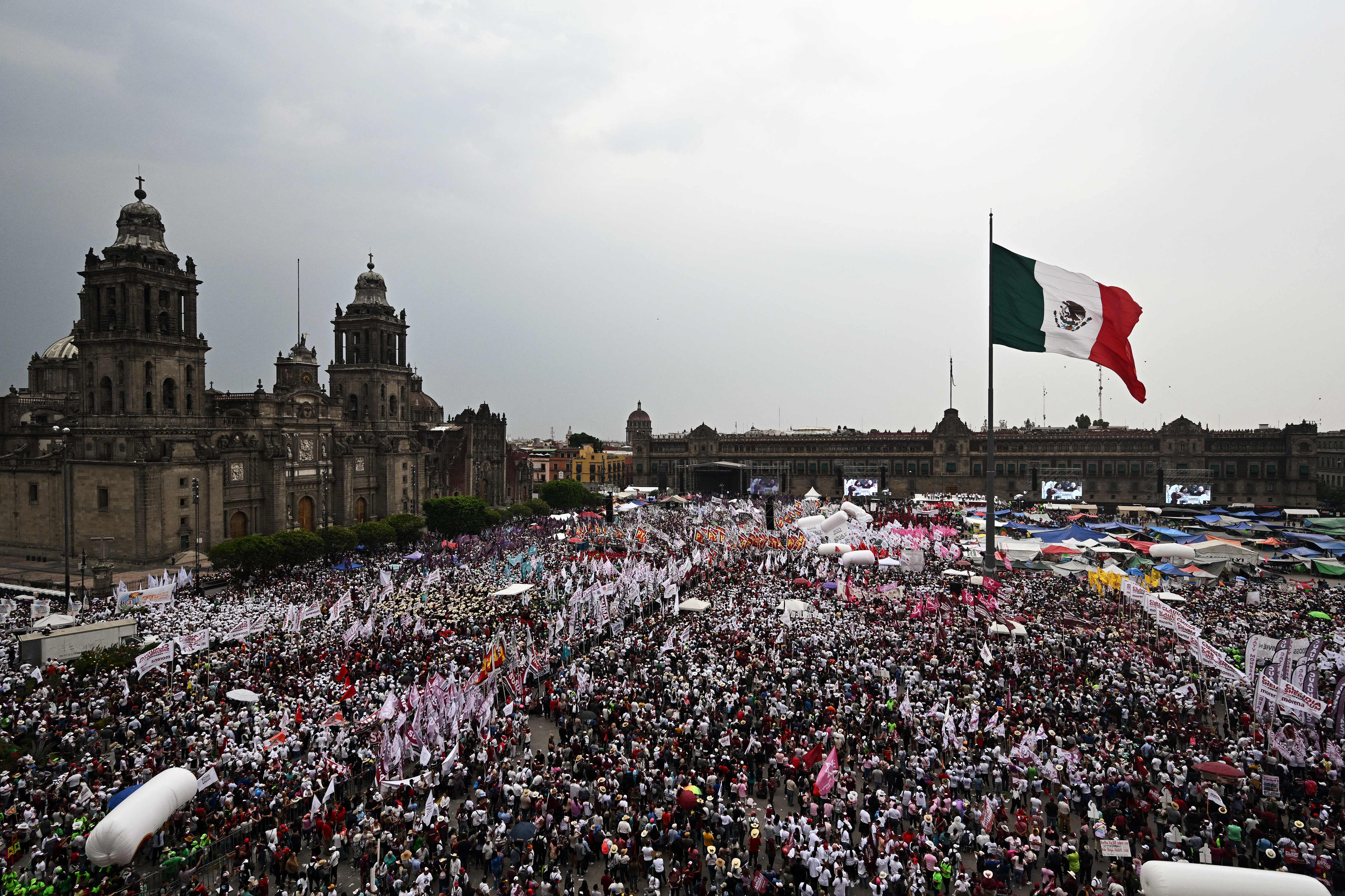 Vista general del mitin de cierre de campaña de la candidata presidencial de México por el partido gobernante Morena, Claudia Sheinbaum, en la plaza Zócalo de la Ciudad de México el 29 de mayo de 2024. (Foto de Pedro Pardo/AFP)