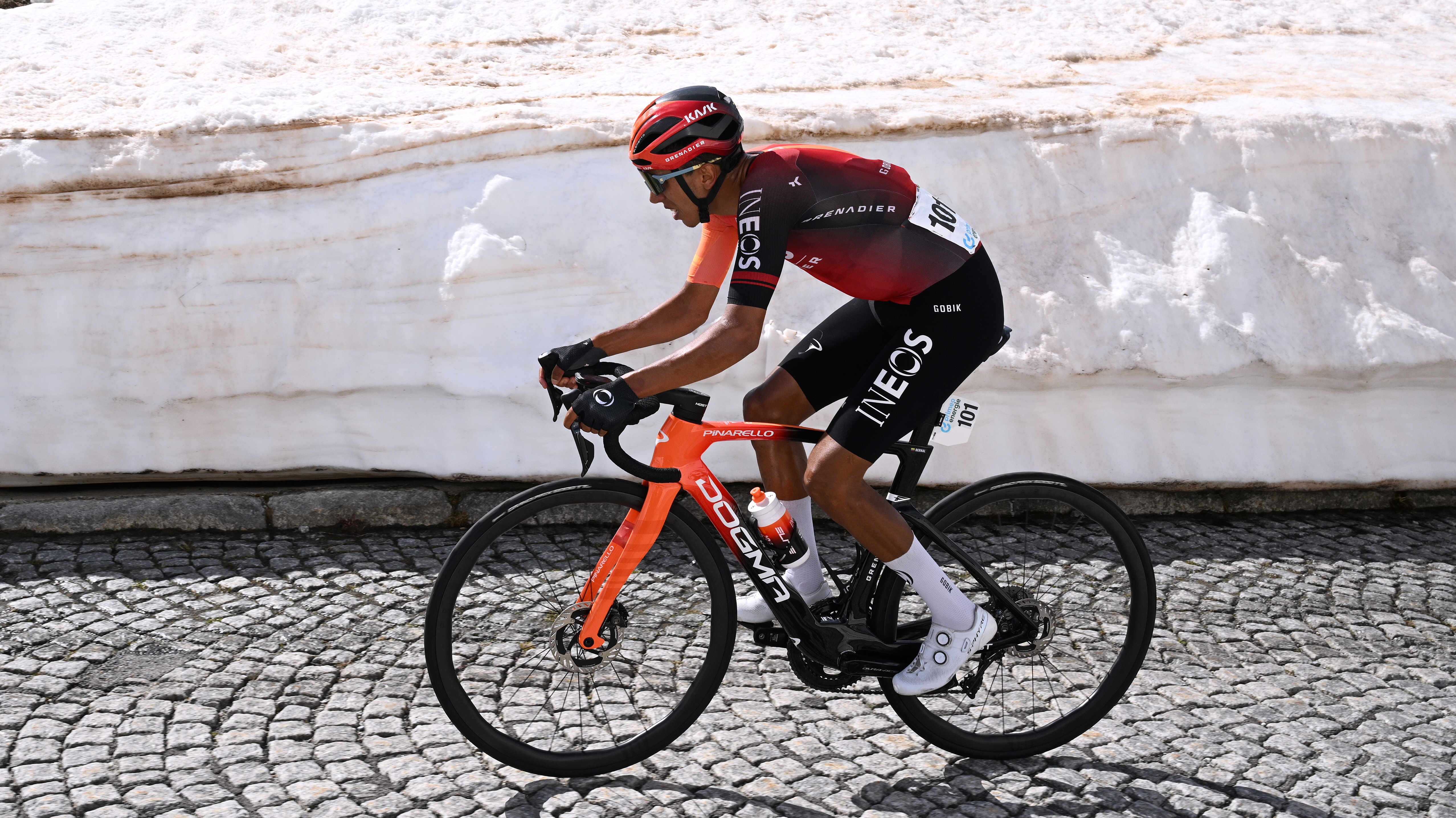 Imagen de Egan Bernal corriendo con su equipo (INEOS) en la Etapa 4 del Tour de Suiza 2024.
