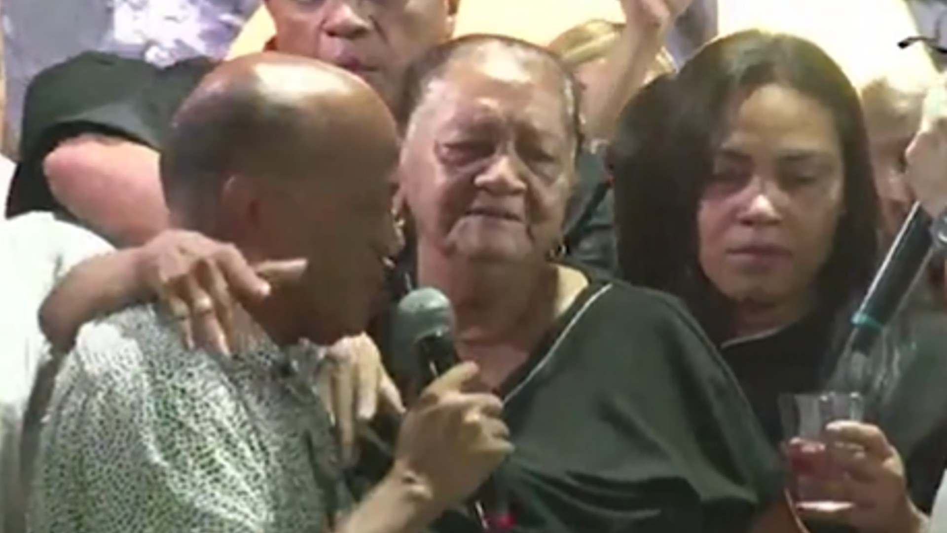 Mamá de Omar Geles, Hilda Suárez, en el funeral de su hijo.