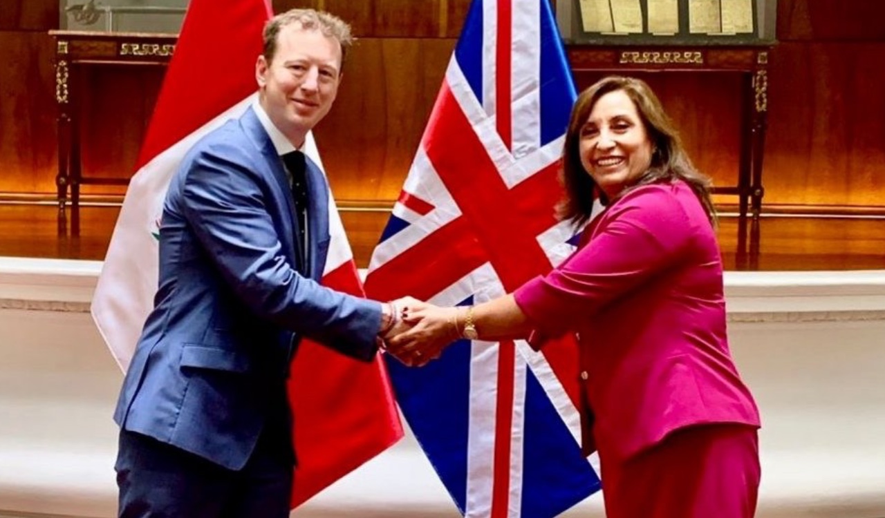 La vicepresidente de Perú, Dina Boluarte (D) junto al embajador de Reino Unido