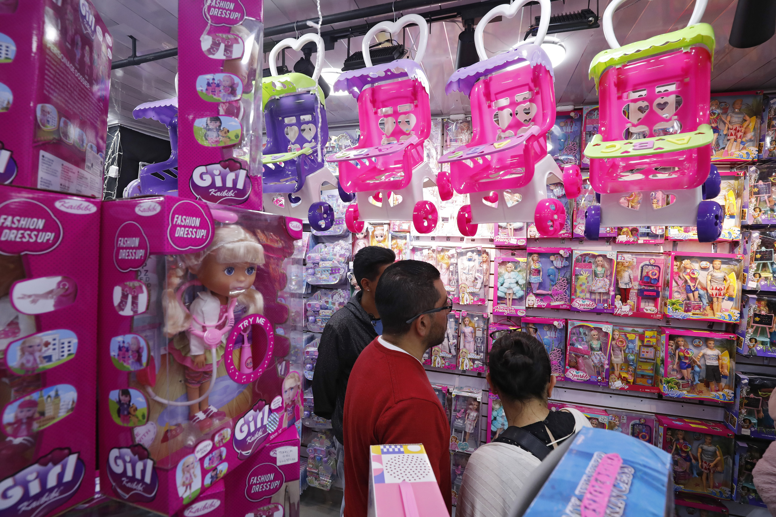 San Victorino comercio de jugueteria en temporada de navidadBogota diciembre 12 del 2023Foto Guillermo Torres Reina / Semana