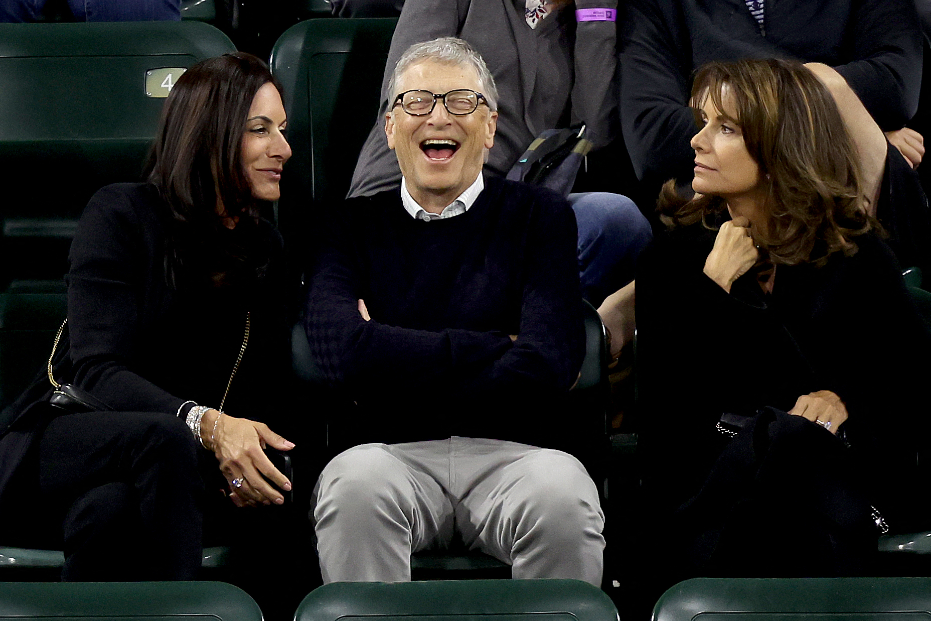 Bill Gates observa la Copa Eisenhower, un evento Tie Break Tens, durante el BNP Paribas Open en el Indian Wells Tennis Garden el 08 de marzo de 2022 en Indian Wells, California.