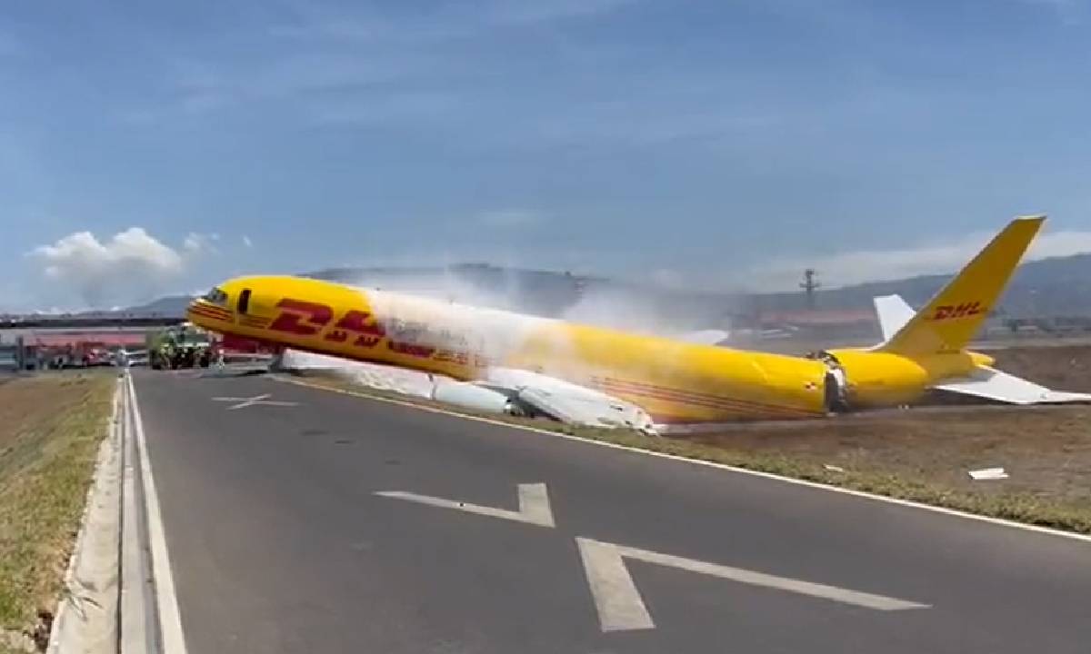 Avión de carga se partió en dos al aterrizar en el aeropuerto internacional Juan Santamaría de Costa Rica.