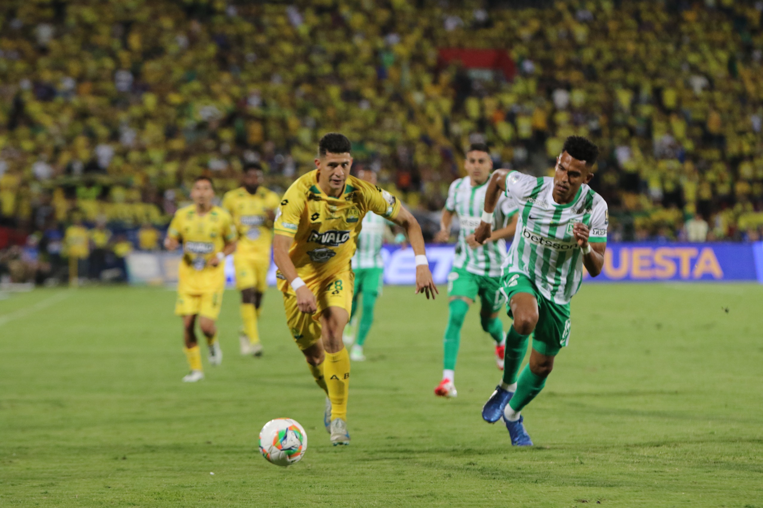 Atlético Bucaramanga y Atlético Nacional tuvieron un compromiso parejo en el estadio Américo Montanini.