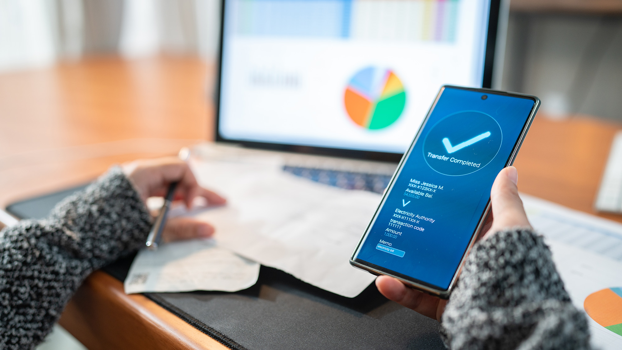 Mujer usando la aplicación bancaria en la factura de servicios públicos de pago del teléfono inteligente, concepto de banca por Internet de tecnología financiera