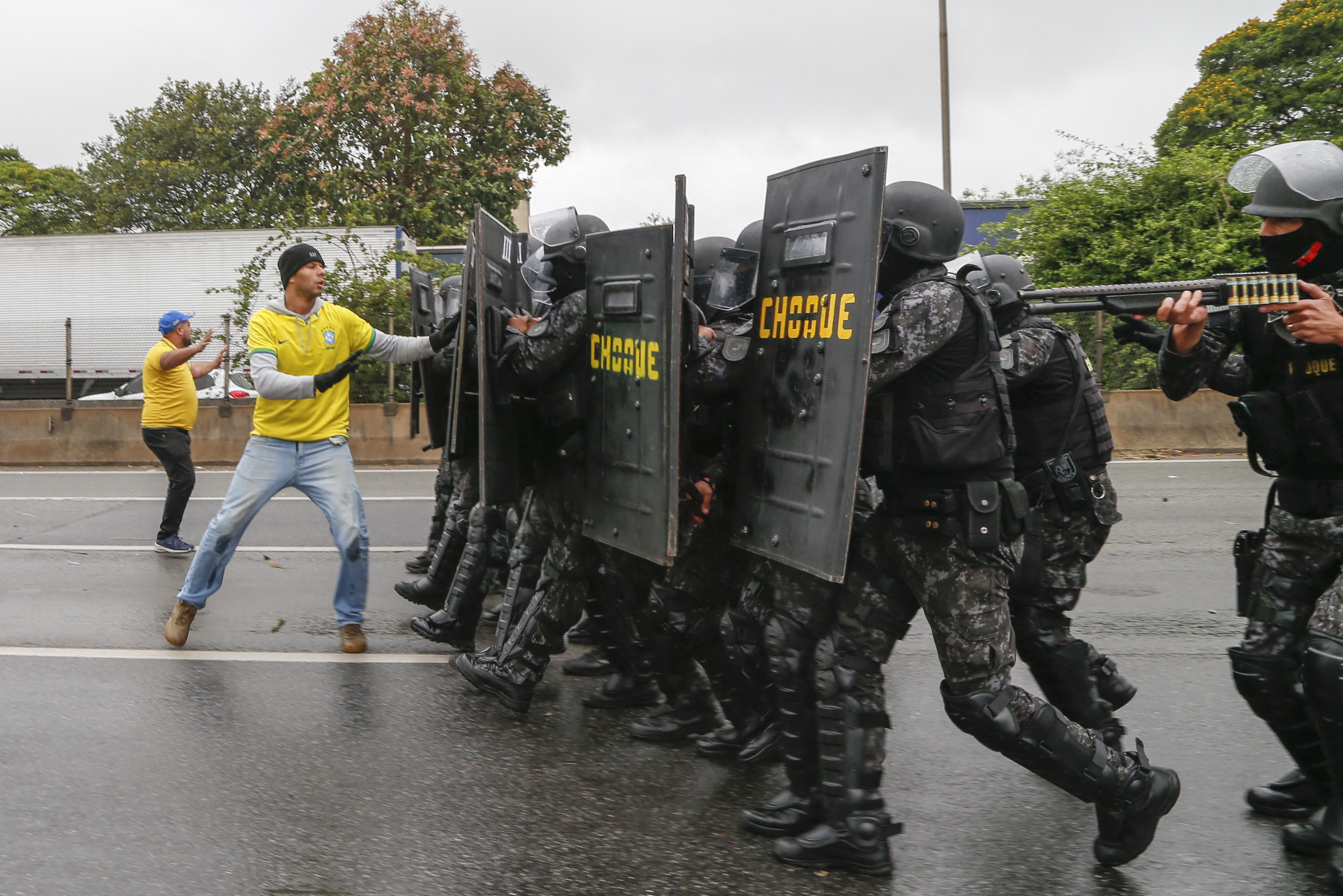 La policía antidisturbios toma posición para despejar un bloqueo realizado por simpatizantes del presidente Jair Bolsonaro en la carretera Castelo Branco, en las afueras de Sao Paulo, Brasil, el 2 de noviembre de 2022. - Los simpatizantes bolsonaristas se manifestaron nuevamente este miércoles en Brasil, aunque el número de Los cortes de ruta disminuyeron, luego del anuncio de que Jair Bolsonaro autorizó la transición a un nuevo gobierno de Luiz In cio Lula da Silva. (Foto de Miguel Schincariol / AFP)