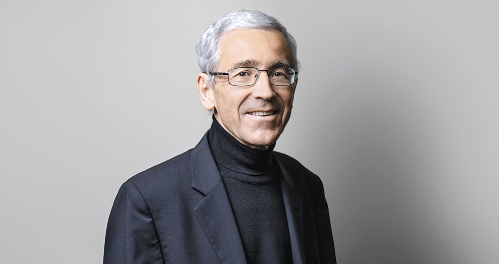 Francisco José de Roux: Sacerdote. Fundador del Programa de Desarrollo y Paz del Magdalena Medio. Fue director del Cinep.