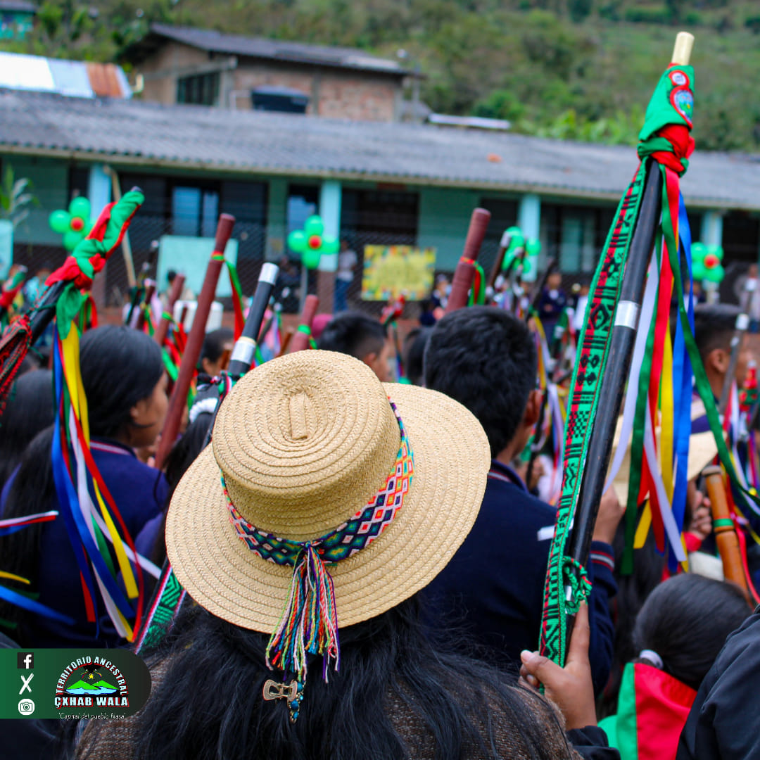 El frente Dagoberto Vargas de las disidencias de Iván Mordisco es el responsable de estos ataques, pues no siendo suficiente con amenazar a la comunidad de Toribío, este lunes la caravana que llevaba el cuerpo de Yule hasta Toribío para realizar las honras fúnebres fue atacada con disparos de fusil. Foto: Territorio Ancestral Çxhab Wala
