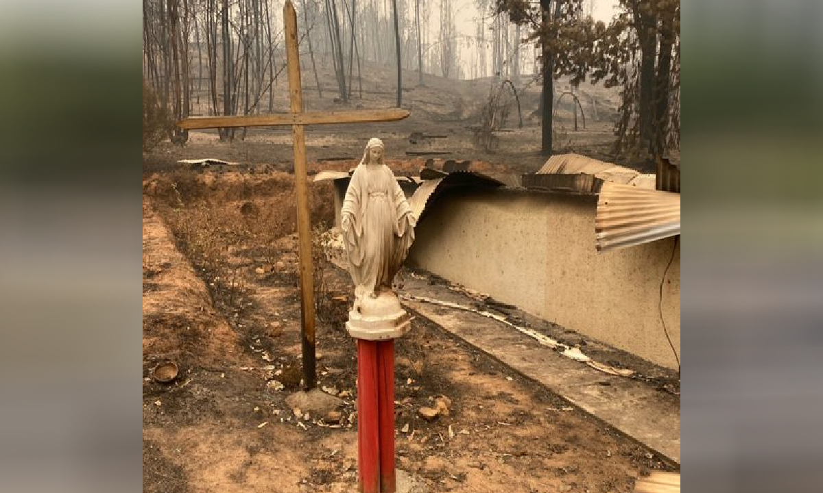 Encuentran intacta imagen de la virgen en medio de iglesia calcinada por  incendio forestal en Chile