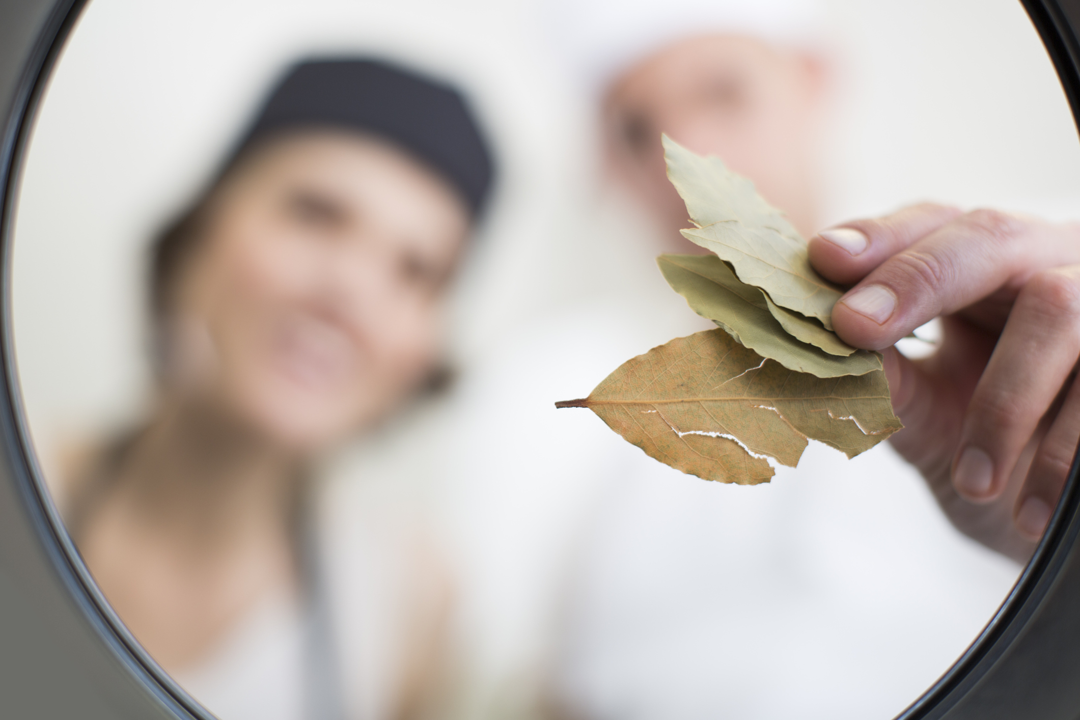 Descifrando la Tradición: El enigma detrás de llevar una hoja de laurel en la billetera