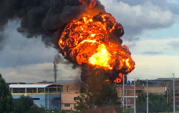 El incendio presentó en tres bodegas y una empresa de químicos del sector.