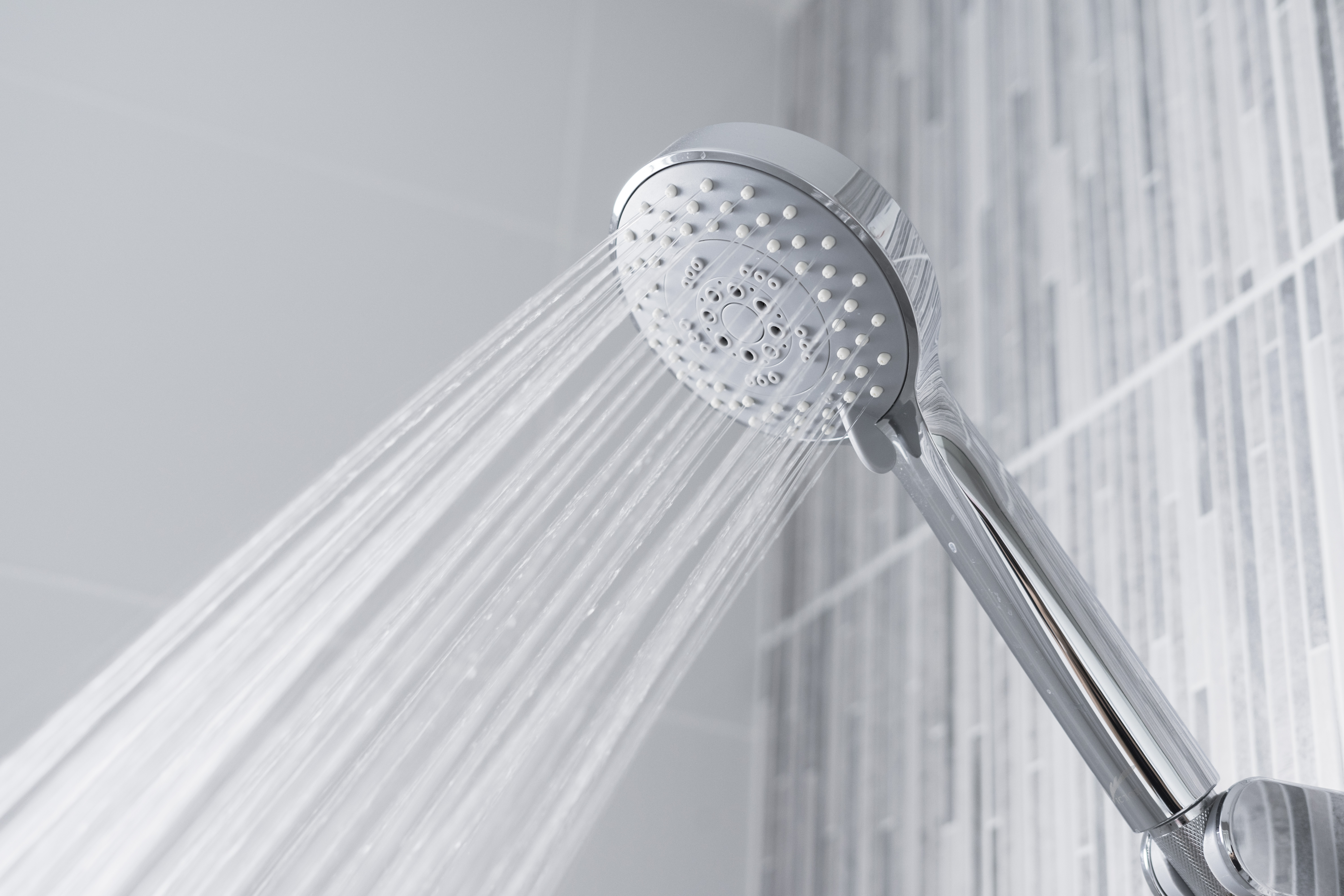 4 consejos para aumentar la presión del agua en la ducha