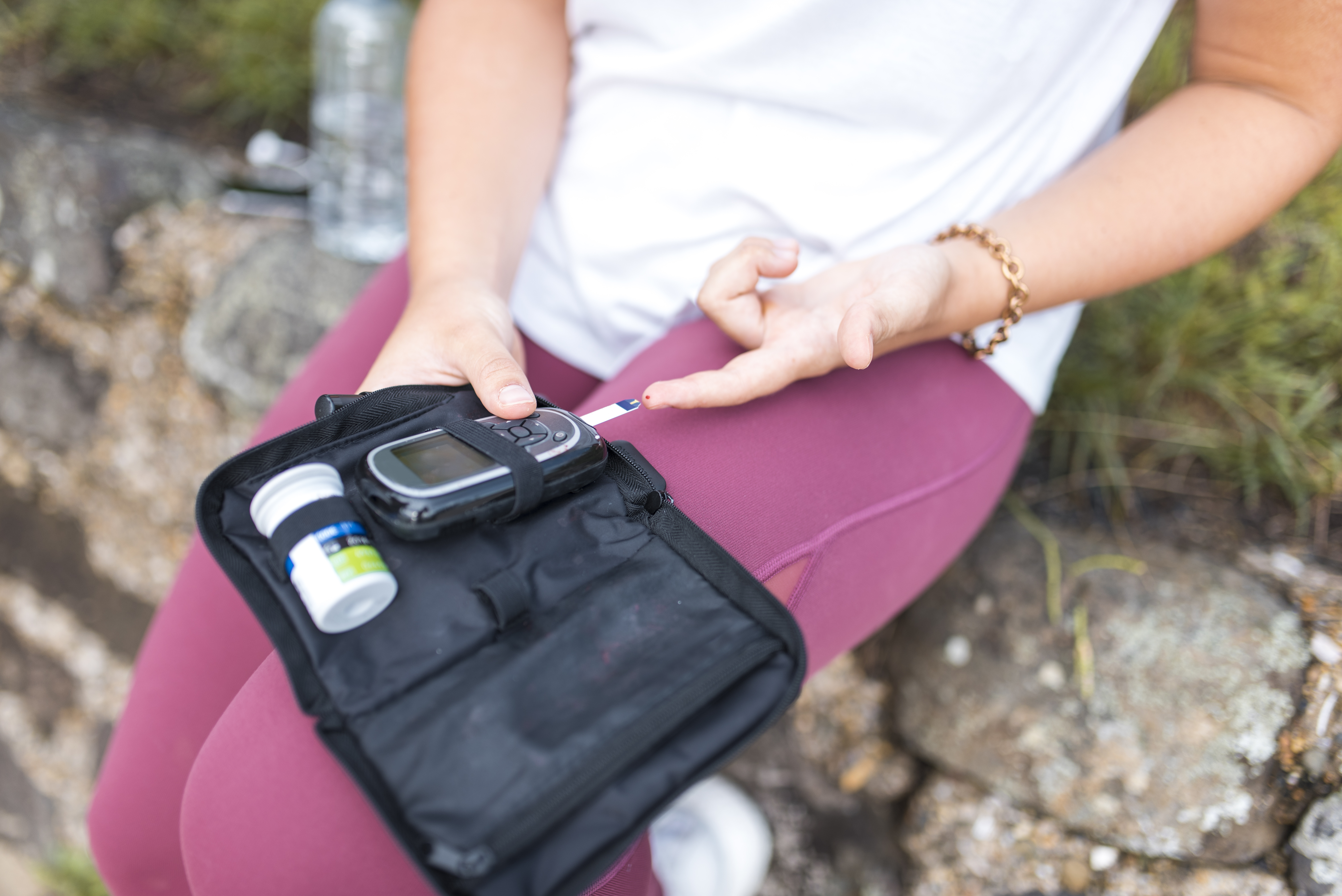 La glucosa es un tipo de azúcar y es la principal fuente de energía del cuerpo humano.