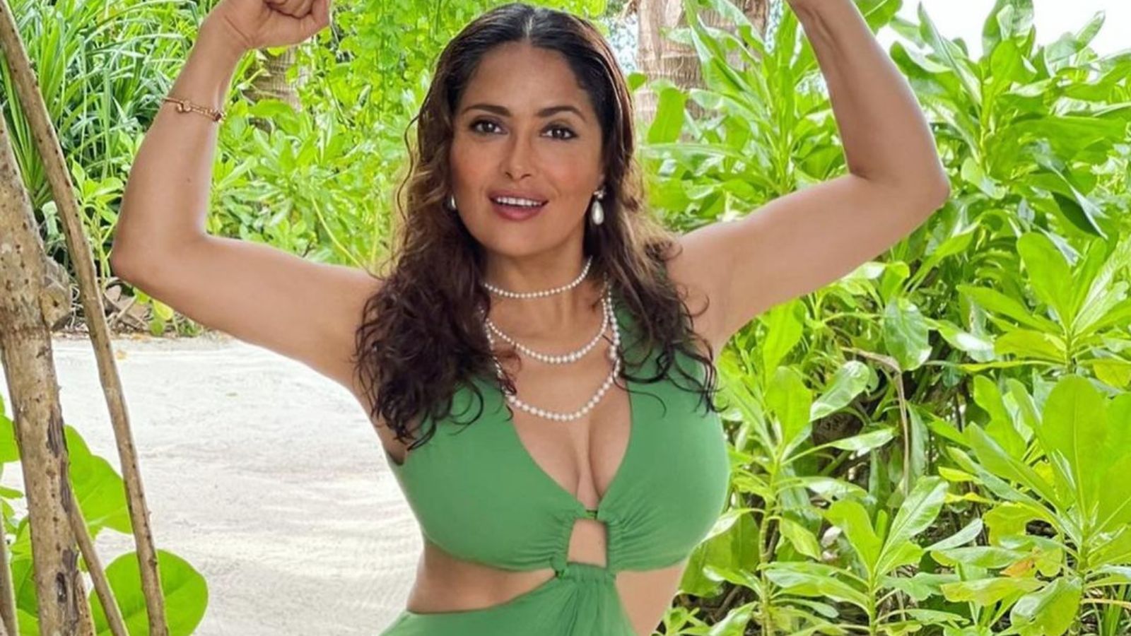 10 fotos en tanga de Salma Hayek en donde se le ve un tremendo cuerpazo a  los 56 años